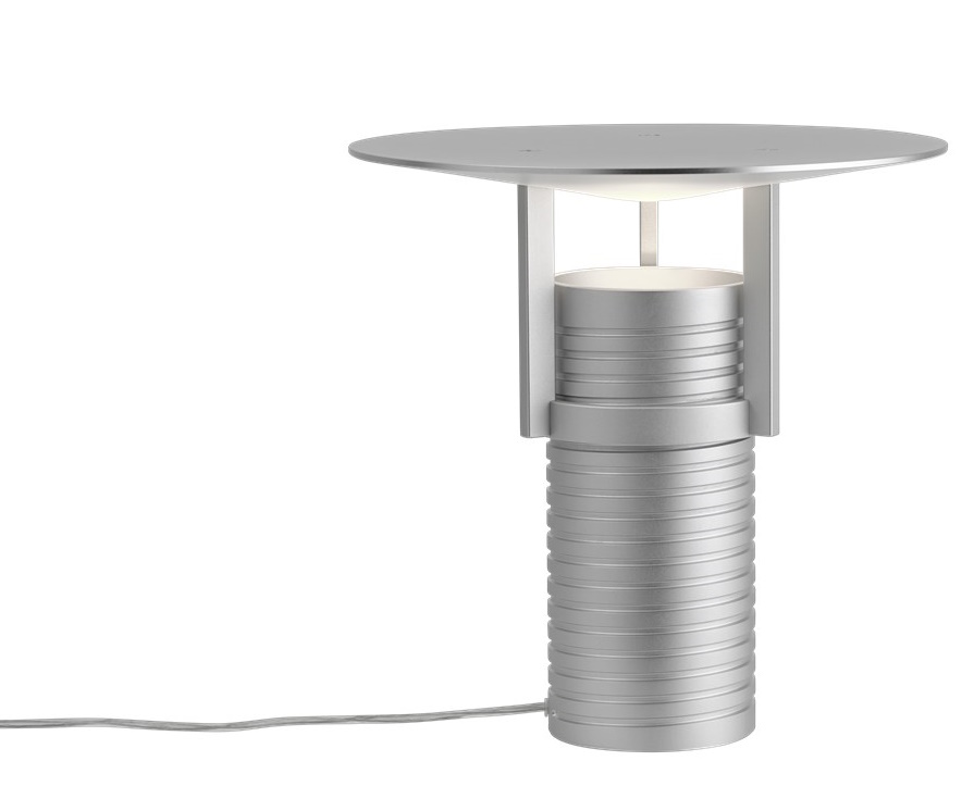 Silberne Muuto Tischleuchte "Set Table Lamp" mit rundem Lampenschirm und geriffeltem Lampenfuß.