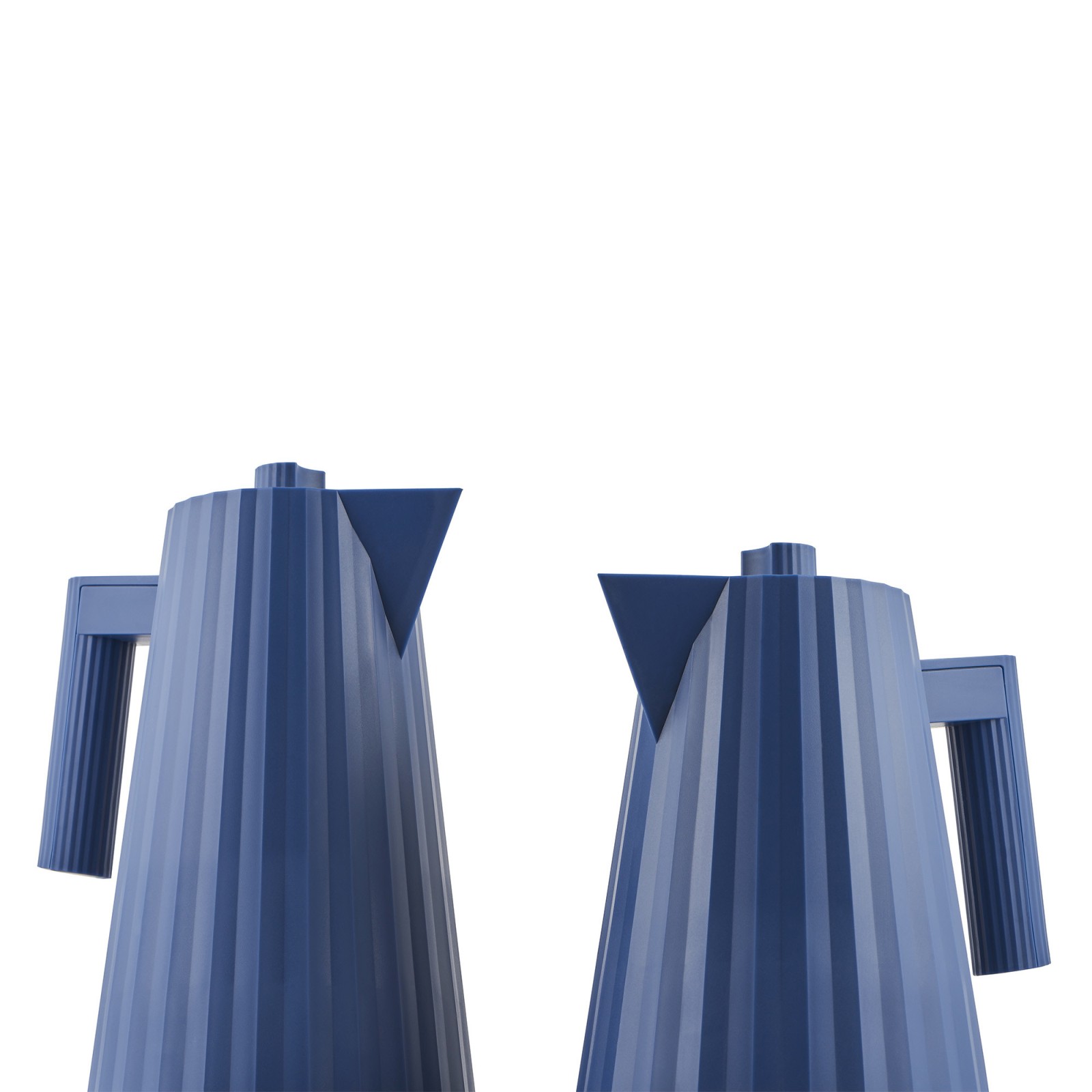 Zwei blaue Alessi Plissé Wasserkocher mit gerippter Oberfläche und modernem Design.