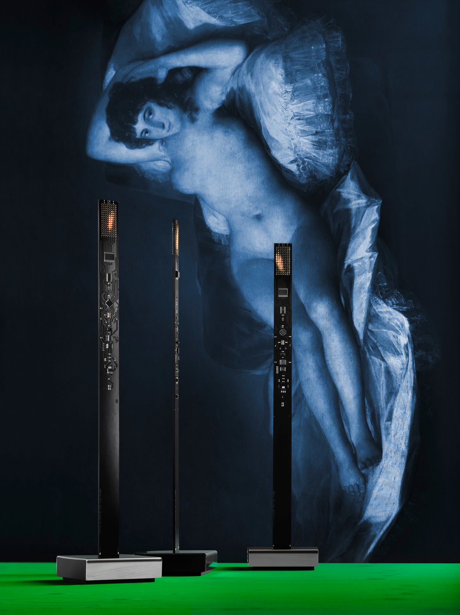 Drei "My New Flame" USB Tischlampen von Ingo Maurer vor blauem Gemälde.