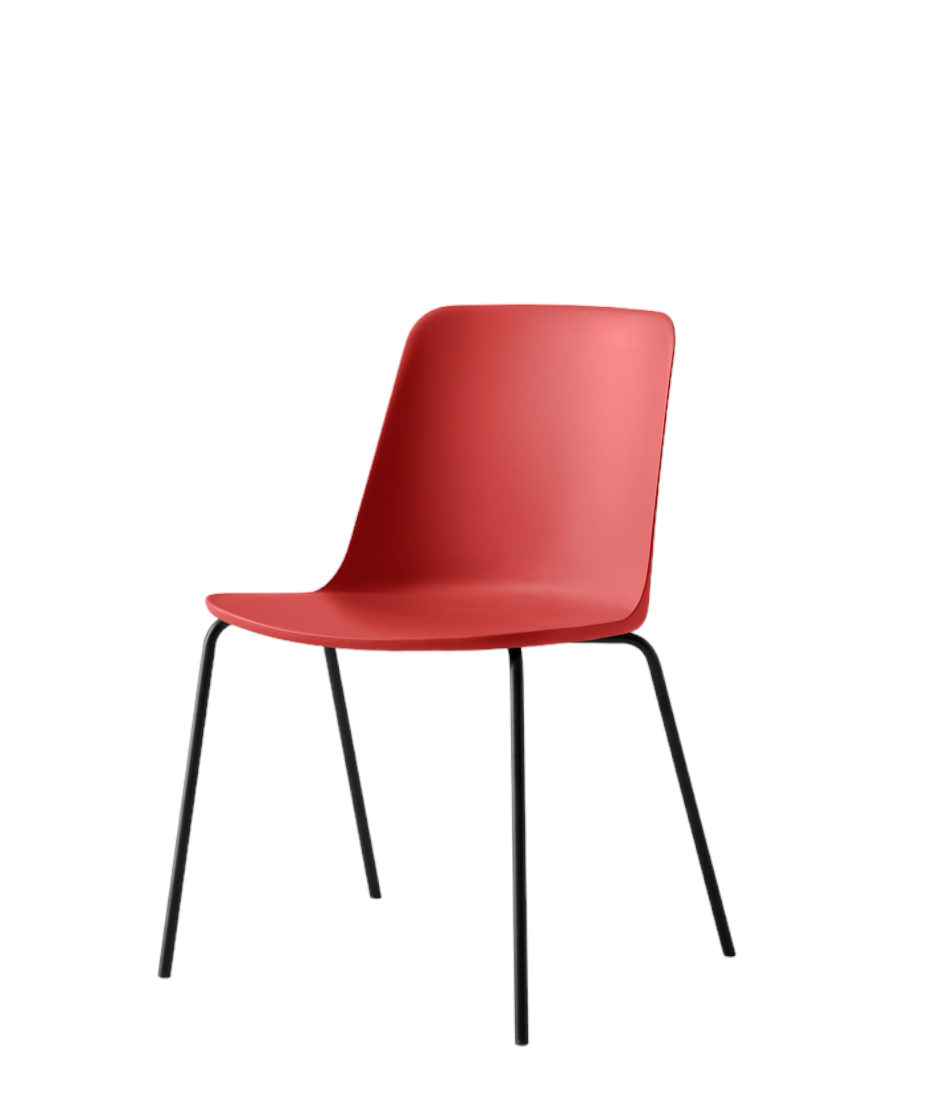 Roter Rely HW65 Esszimmerstuhl von AndTradition mit schwarzem Metallgestell, freigestellt auf weißem Hintergrund.