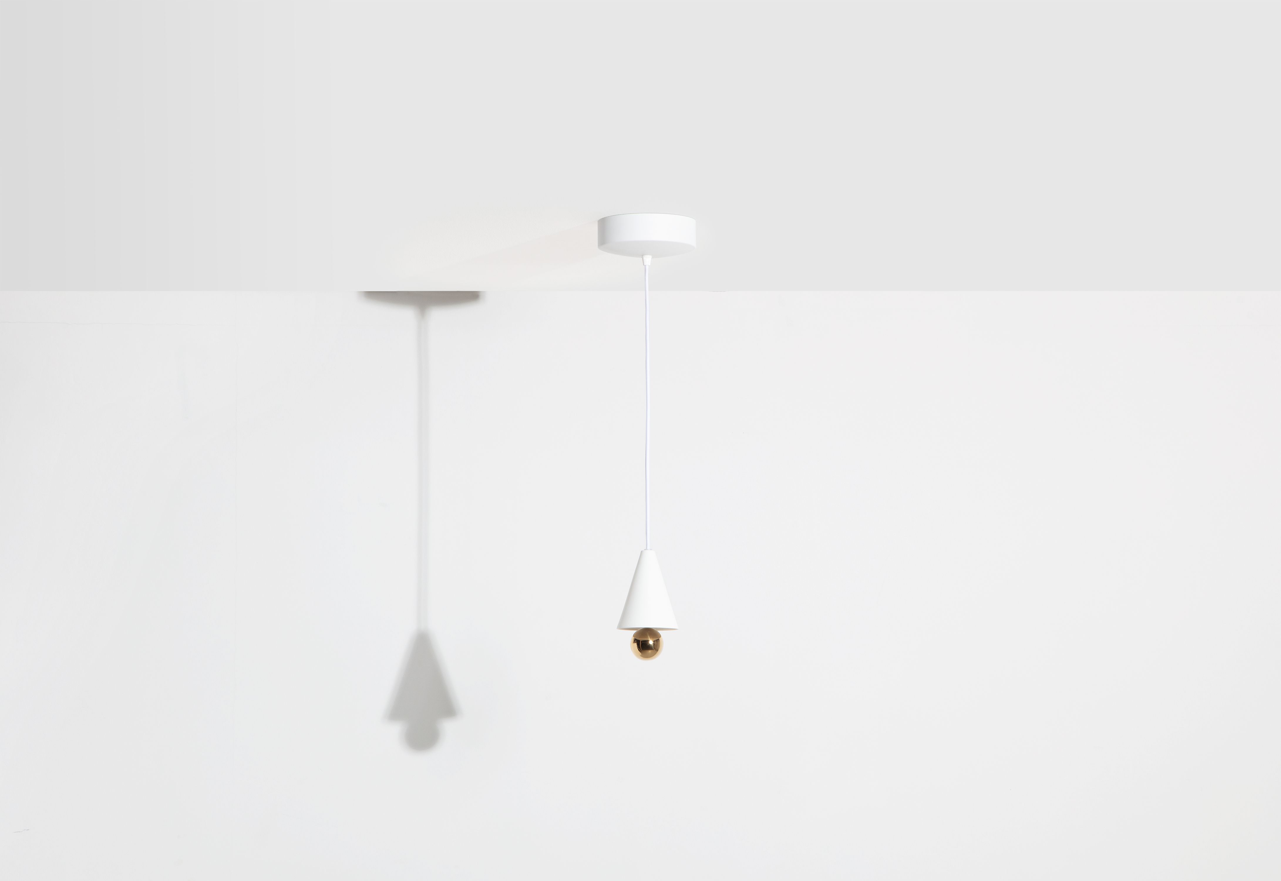Weiße Cherry Pendelleuchte von Petite Friture, XS-Design, moderne Hängelampe für Wohnräume.