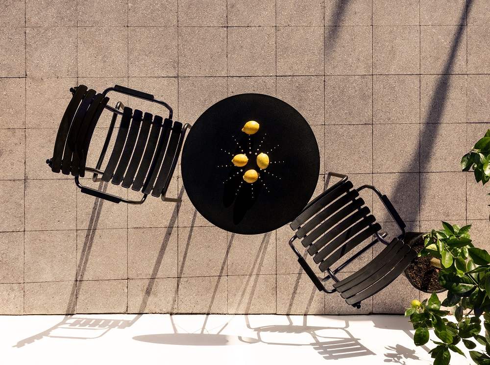 Draufsicht: Zwei ReClips Outdoor Stühle und ein Tisch mit Zitronen. Gartenmöbel für Terrasse.