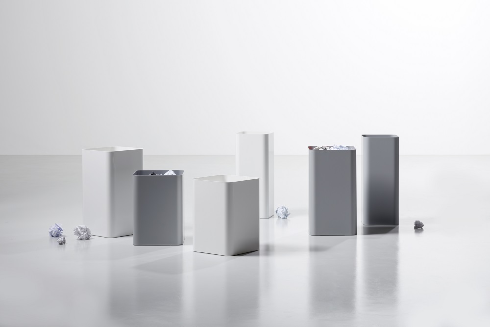 Gruppe von Cascando Flow Papierkörben in Weiß und Grau, moderne Büro Papierentsorgung.