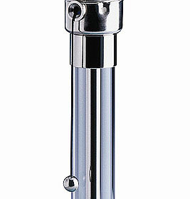 Glasrohr Ersatzteil für WG 24 Leuchte: Detailaufnahme des transparenten Glasrohrs mit Chrom-Elementen. Passend für Wagenfeld Lampe.