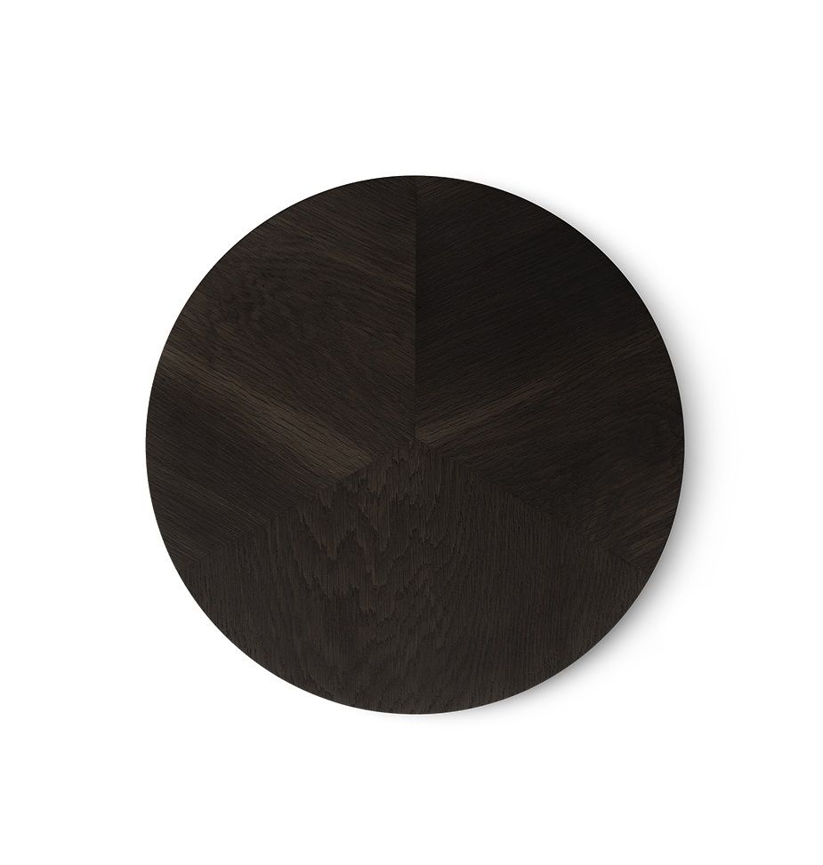Draufsicht: Runder, dunkler Vipp Beistelltisch Ø40 cm aus Holz mit geometrischem Muster.