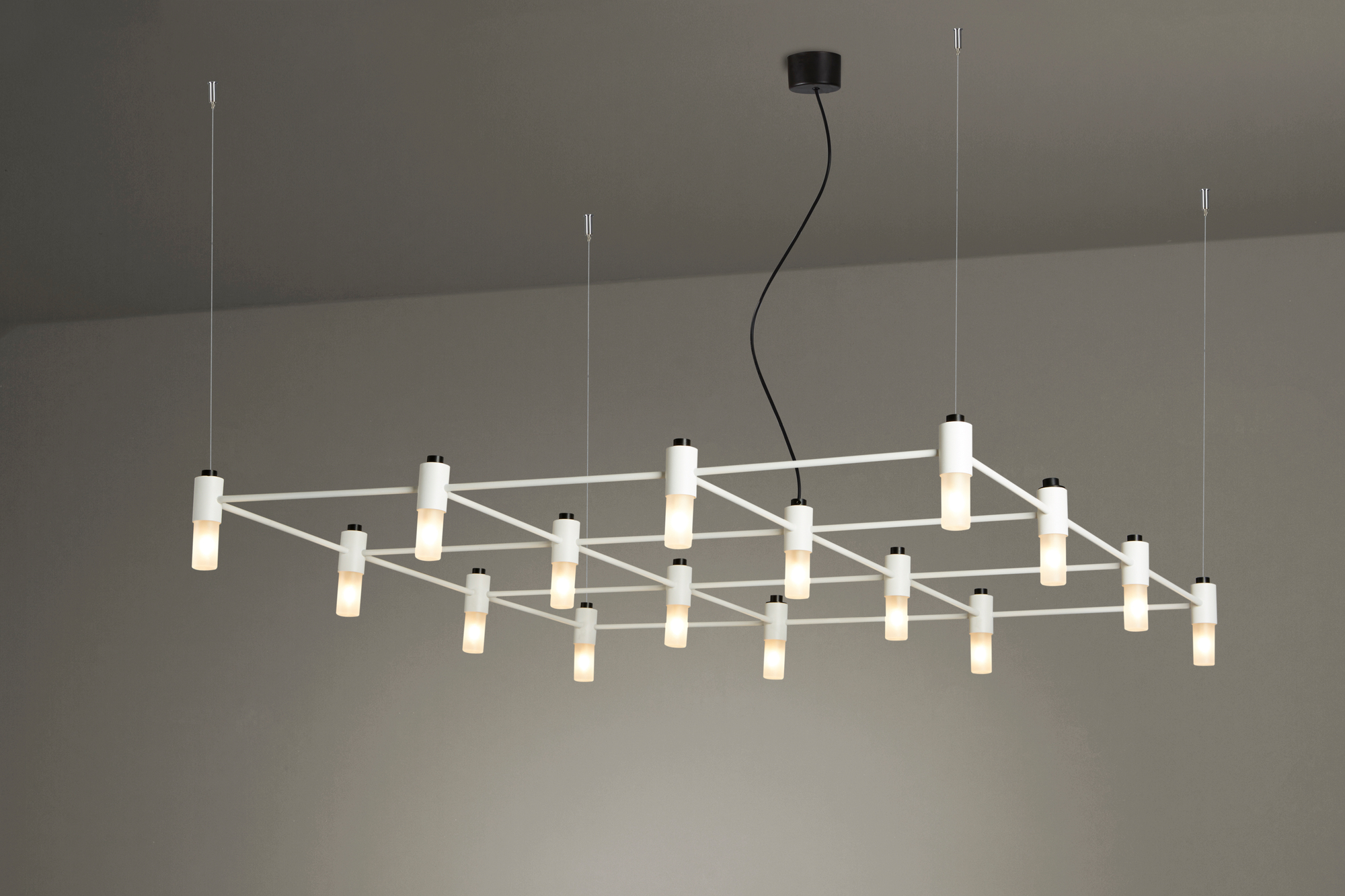 Quadrante Pendelleuchte: Moderne Hängelampe mit weißem Rahmen und zylindrischen Leuchten für Wohnraum und Büro.