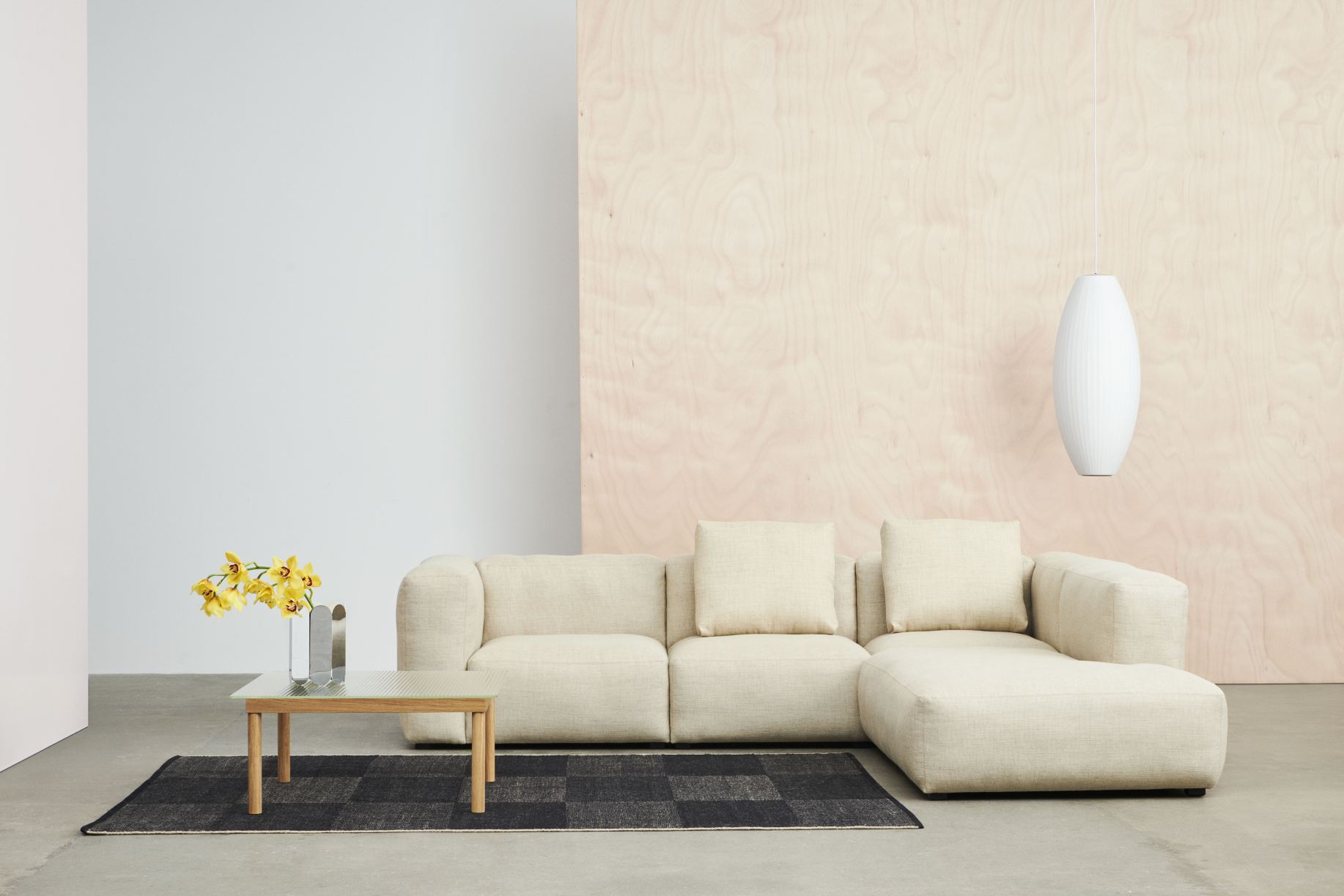 Beige Mags Soft Sofa Eckkombination mit Armlehne rechts, Stoff Linara. Gemütliches Wohnzimmer Interieur.
