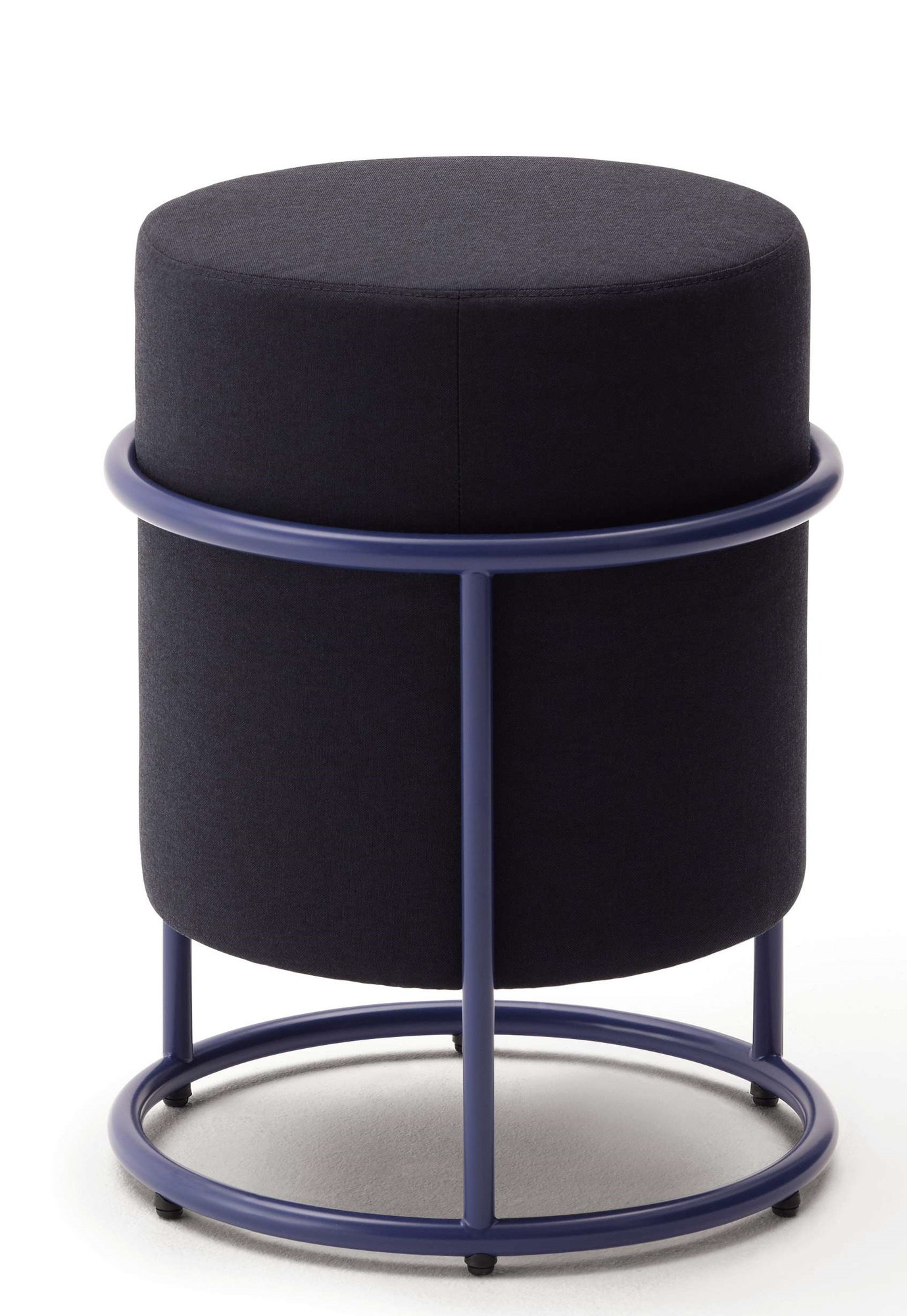 Schwarzer Drop Hocker von Cor, Ø 36 cm, mit blauem Metallgestell. Sitzhocker für Wohnzimmer.