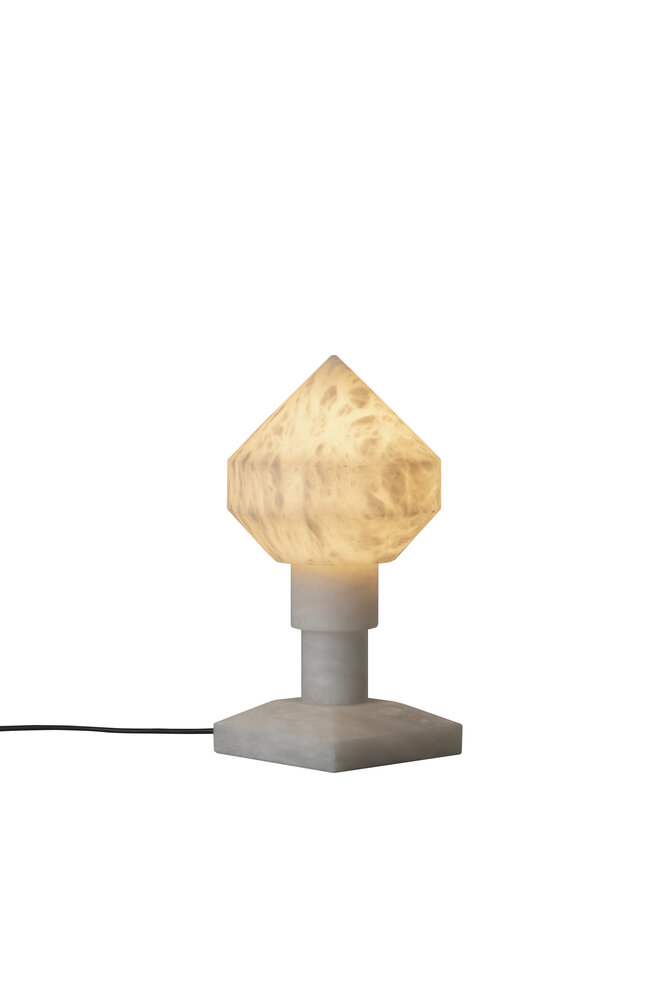 Nahaufnahme der Zeleste Tischlampe von Santa & Cole, Marmor-Design mit geometrischem Lampenschirm.