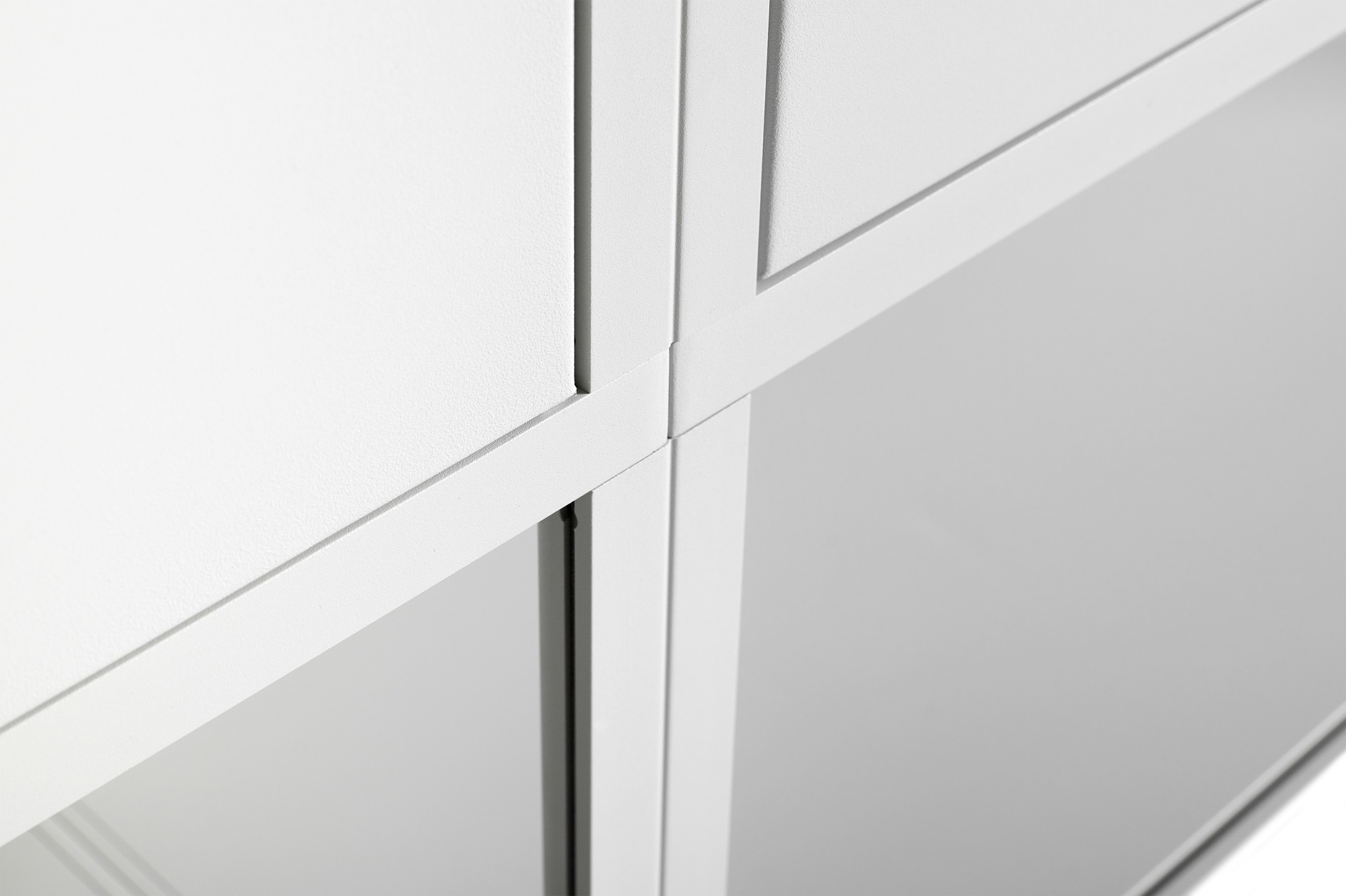 Detailaufnahme: New Order Sideboard Kombination 203 Hay Charcoal, modernes Design, weiße Oberfläche.