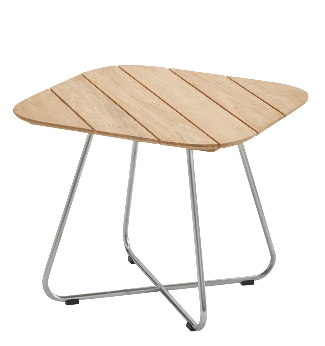 Lilium Lounge Table von Skagerak: Outdoor Tisch mit Holzplatte und Metallgestell.