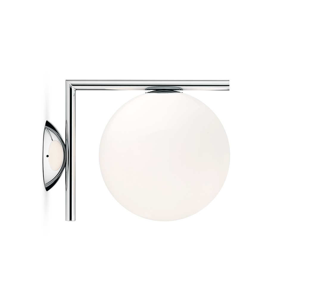 IC Lights Wandleuchte von Flos in Chrom mit runder, weißer Glaskugel als Leuchtmittel.