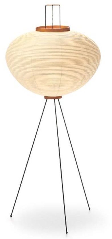 Akari Stehleuchte 10A von Vitra mit Papierlampenschirm und filigranem, schwarzem Dreibein-Gestell.