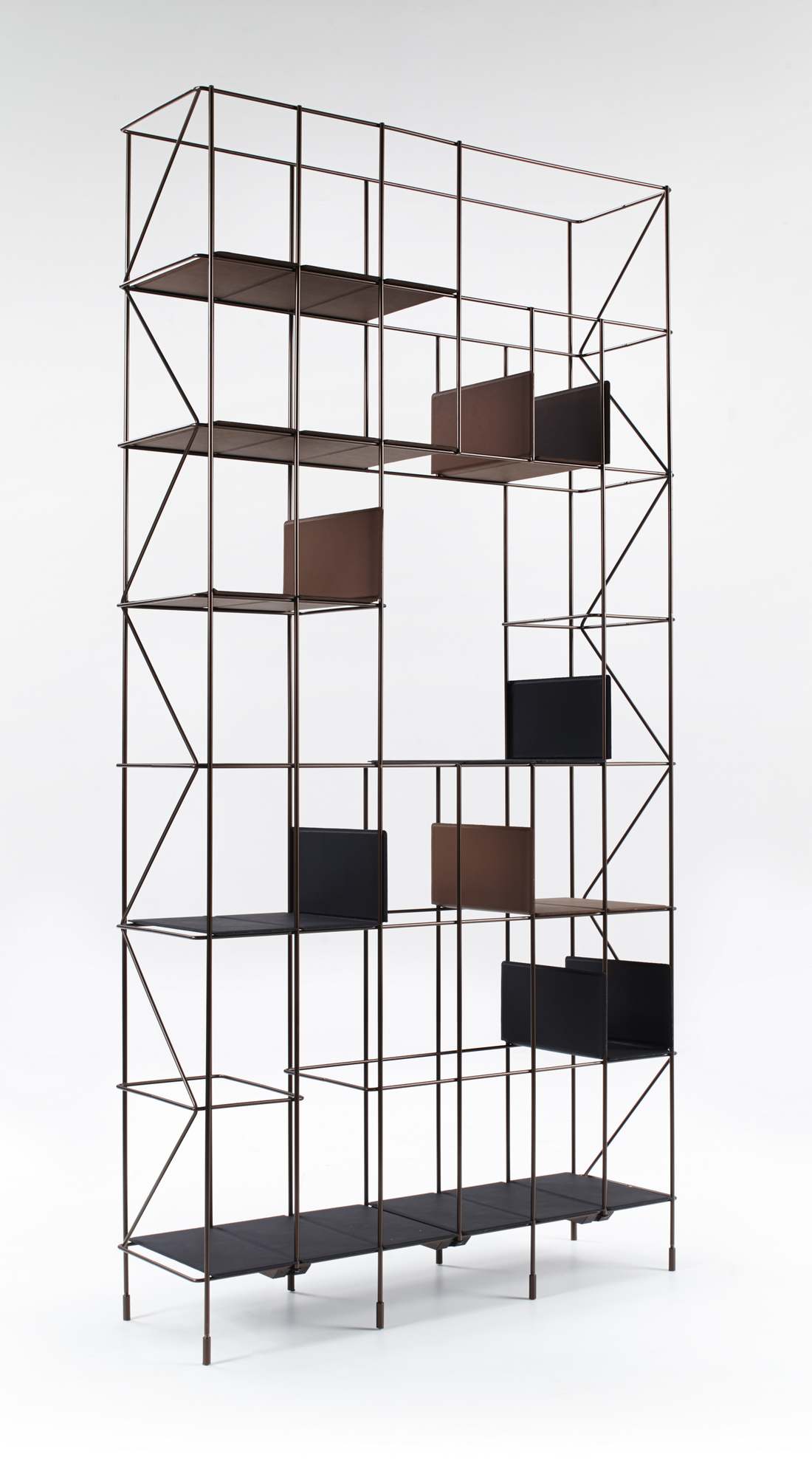 Network Bücherregal von Casamania Horm: Modernes, modulares Regal aus Metall und Ablagen in Braun und Schwarz.