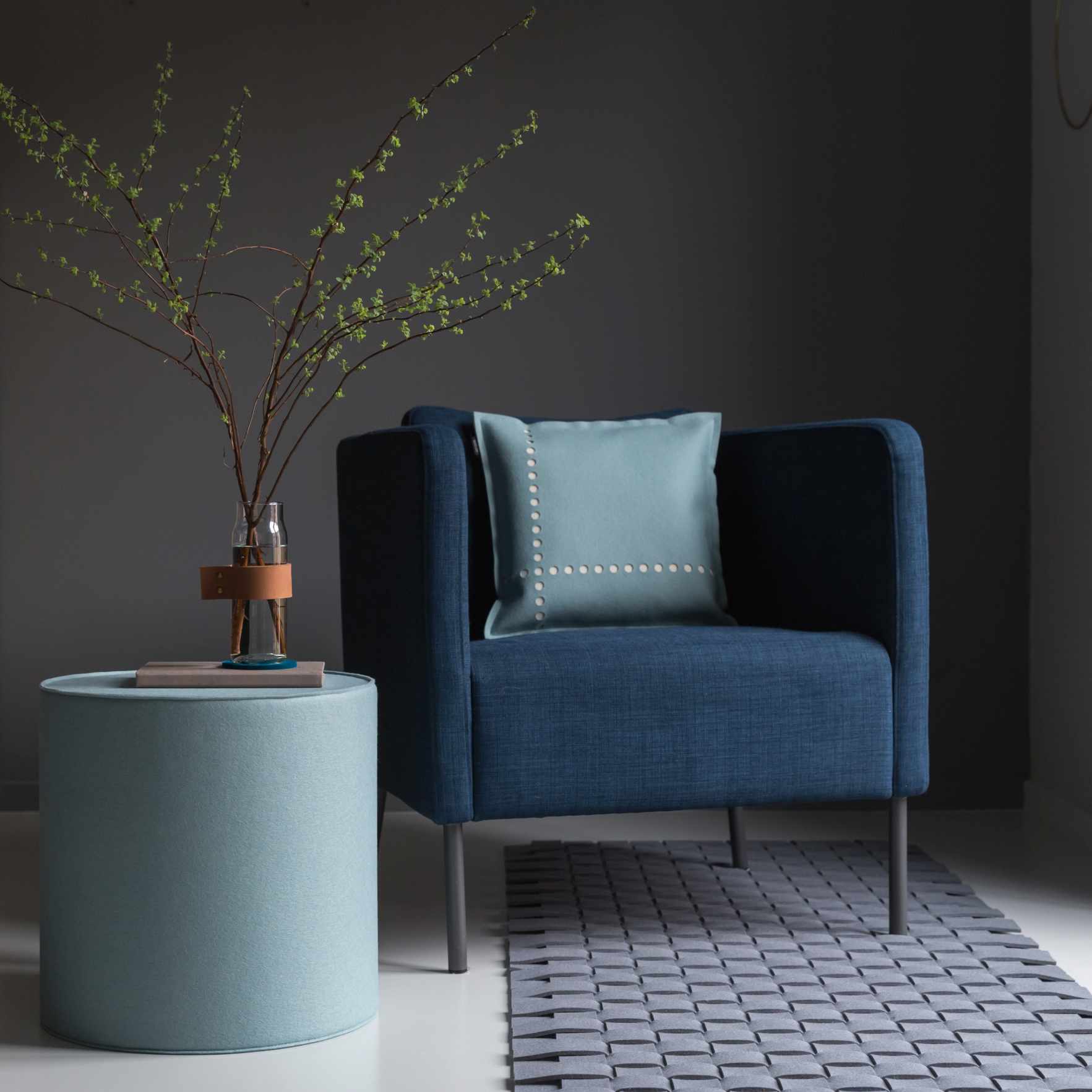 Blauer Rondo Sessel von Hey Sign mit Kissen und passendem Hocker aus Filz.