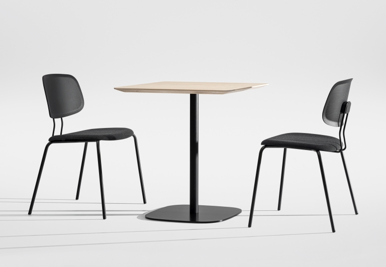 Vermu Esstisch quadratisch Zeitraum mit zwei Stühlen, Tischplatte aus hellem Holz und schwarzem Metallfuß.