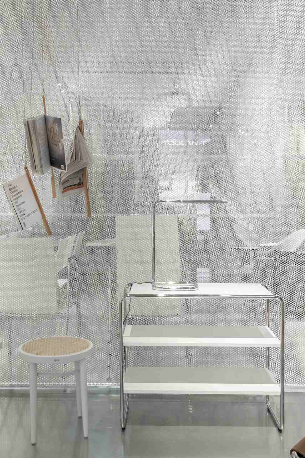 B 22 a Thonet Stahlrohr Regal Klassiker mit drei Ablageflächen und Lampe.