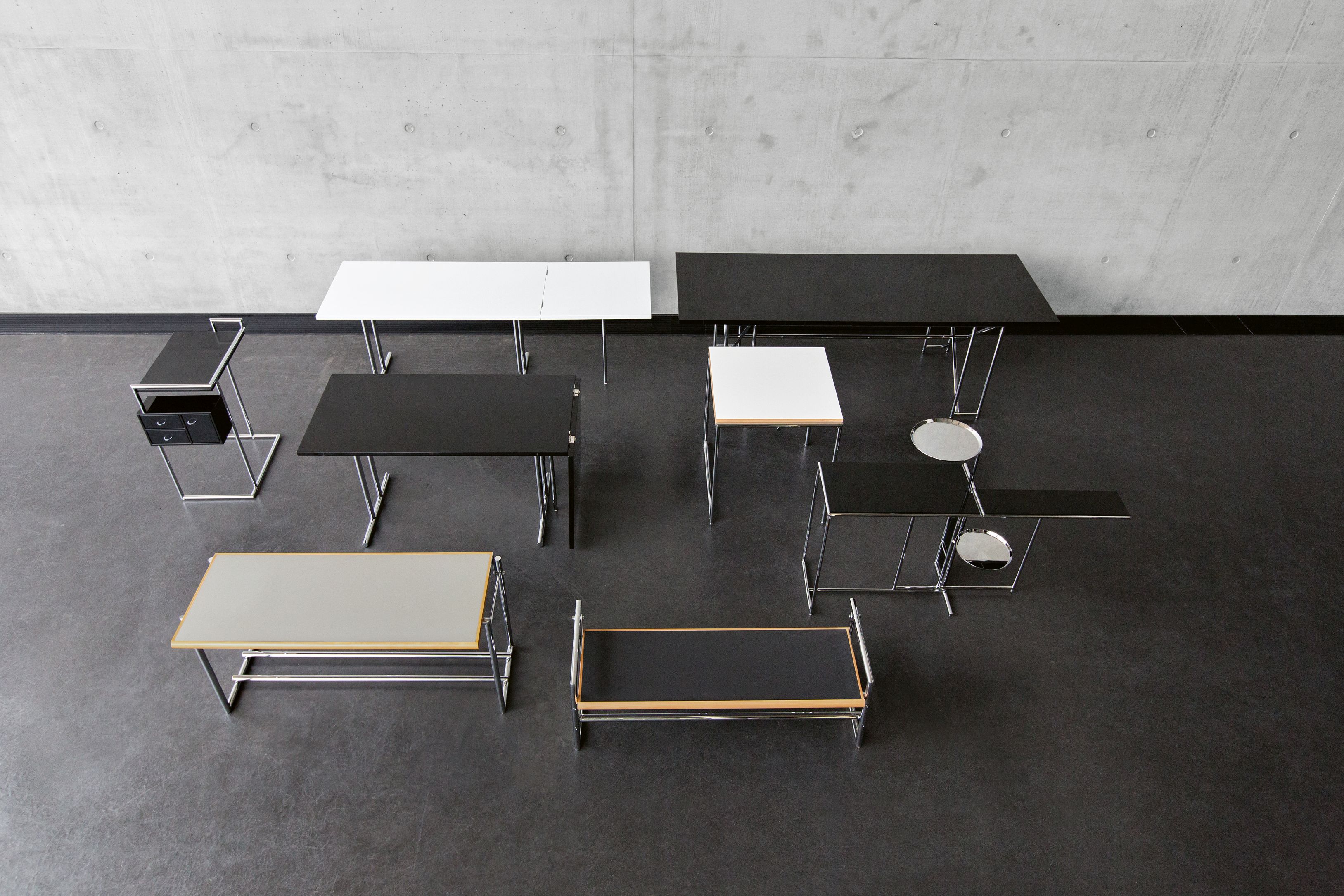 Ansicht von oben: Mehrere ClassiCon Lou Perou Tische in verschiedenen Ausführungen und Größen.
