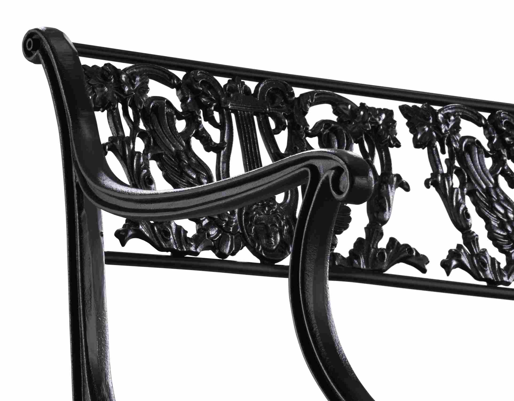 Detailaufnahme der schwarzen Tecta Gartenbank D60-2 mit filigranen Ornamenten und geschwungenen Armlehnen.