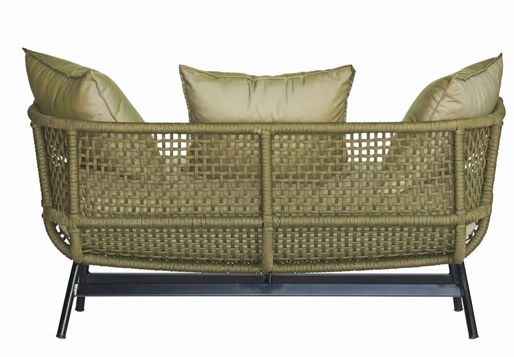 Rückansicht des Suka Loungesofas von Jan Kurtz, geflochtenes Outdoor Sofa mit Kissen.