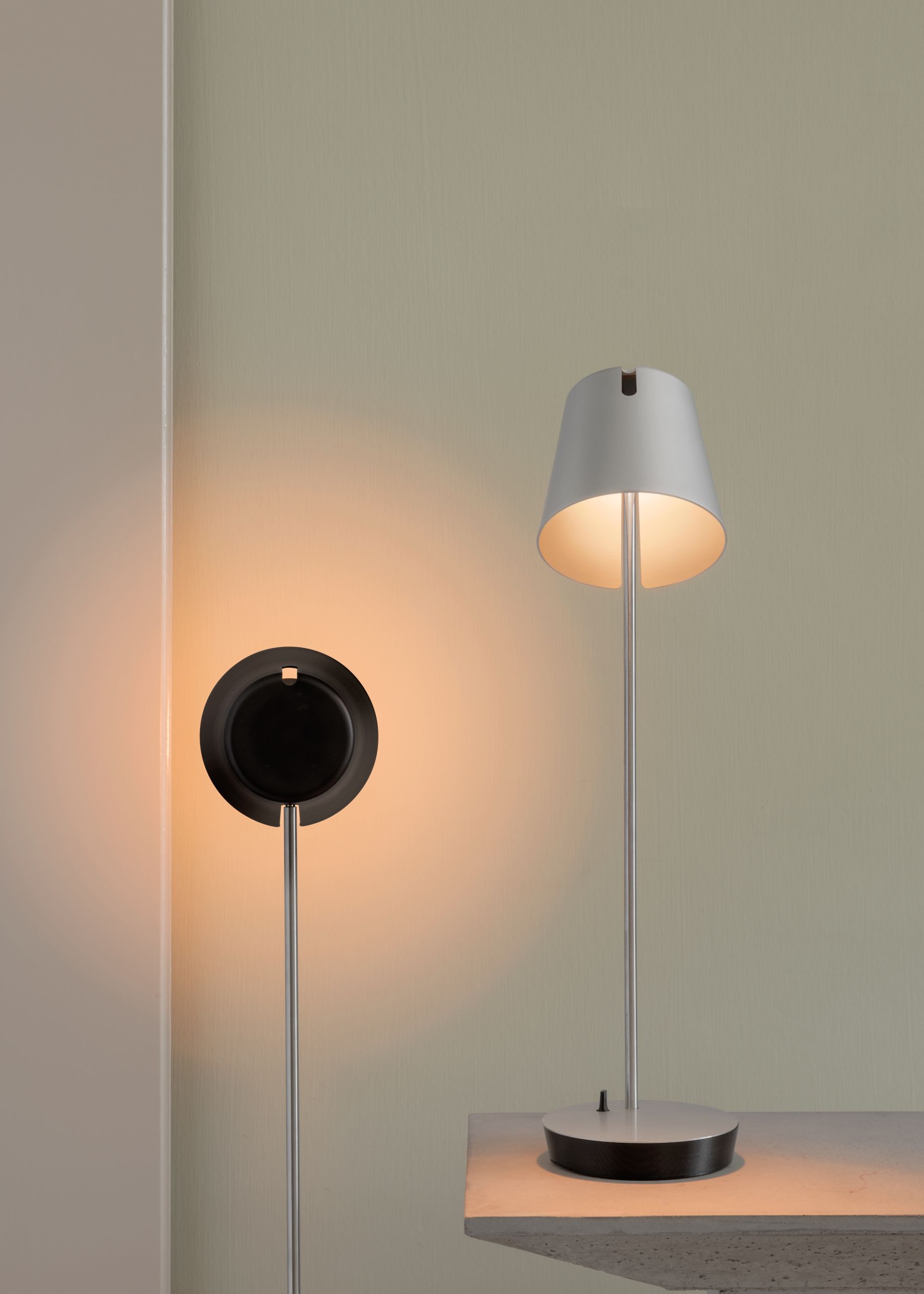 FEZ T Tischleuchte von Baltensweiler, schwarz und weiß, spendet warmes Licht im Raum.