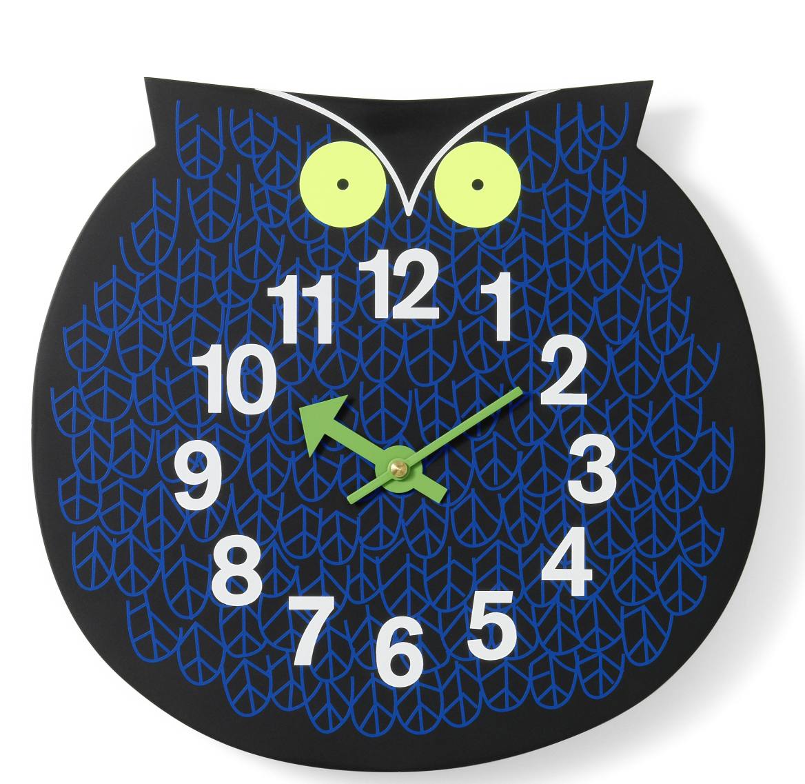 Omar the Owl Wanduhr von Vitra: Schwarze Eulen-Uhr mit blauen Mustern und grünen Zeigern.