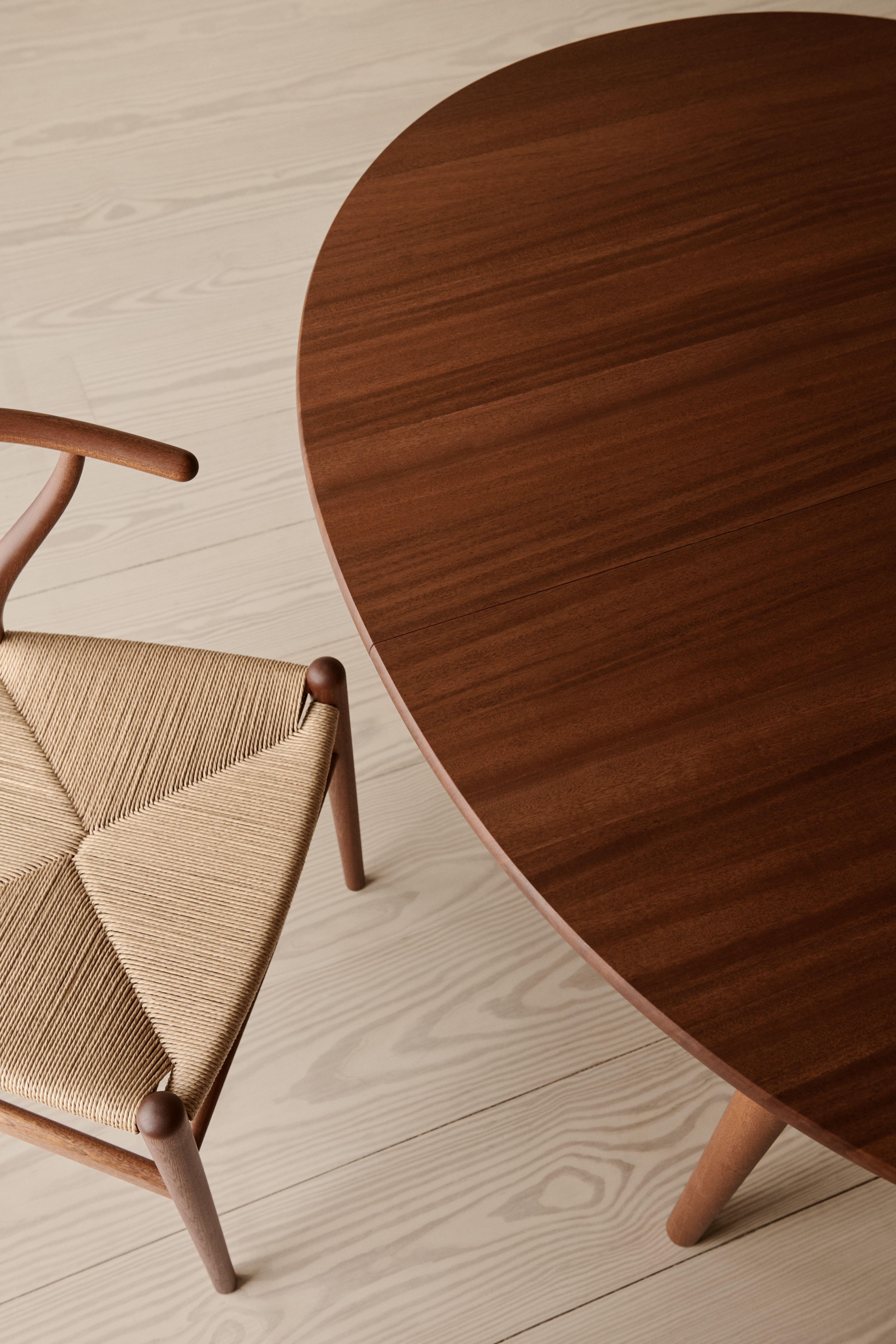 CH337 Esstisch aus Walnuss geölt von Carl Hansen & Søn mit Stuhl.