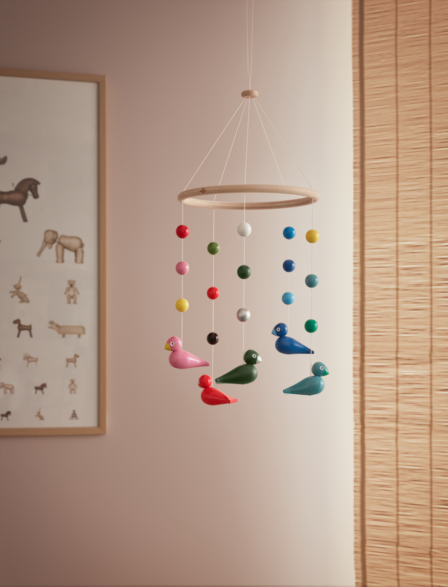 Uro Mobile von Kay Bojesen mit bunten Holzvögeln und Kugeln, hängend im Kinderzimmer.