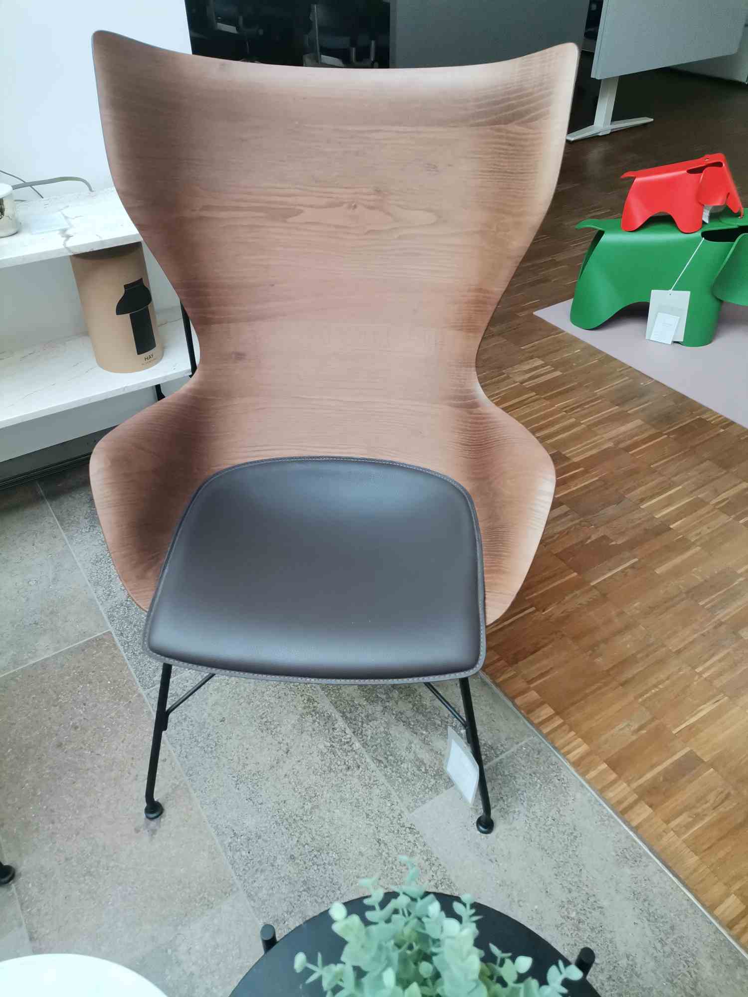 K/WOOD Sessel: Holzstuhl mit schwarzer Sitzfläche und schwarzen Beinen. Design Sessel für Wohnzimmer.