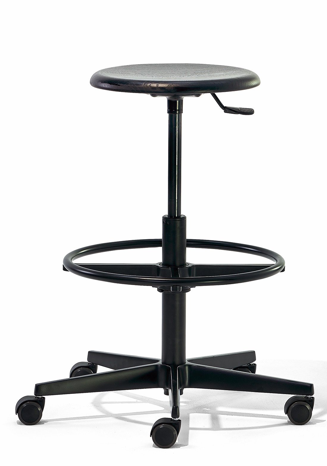 Schwarzer, höhenverstellbarer Mr. Round Hocker von Richard Lampert mit Fußstütze und Rollen.