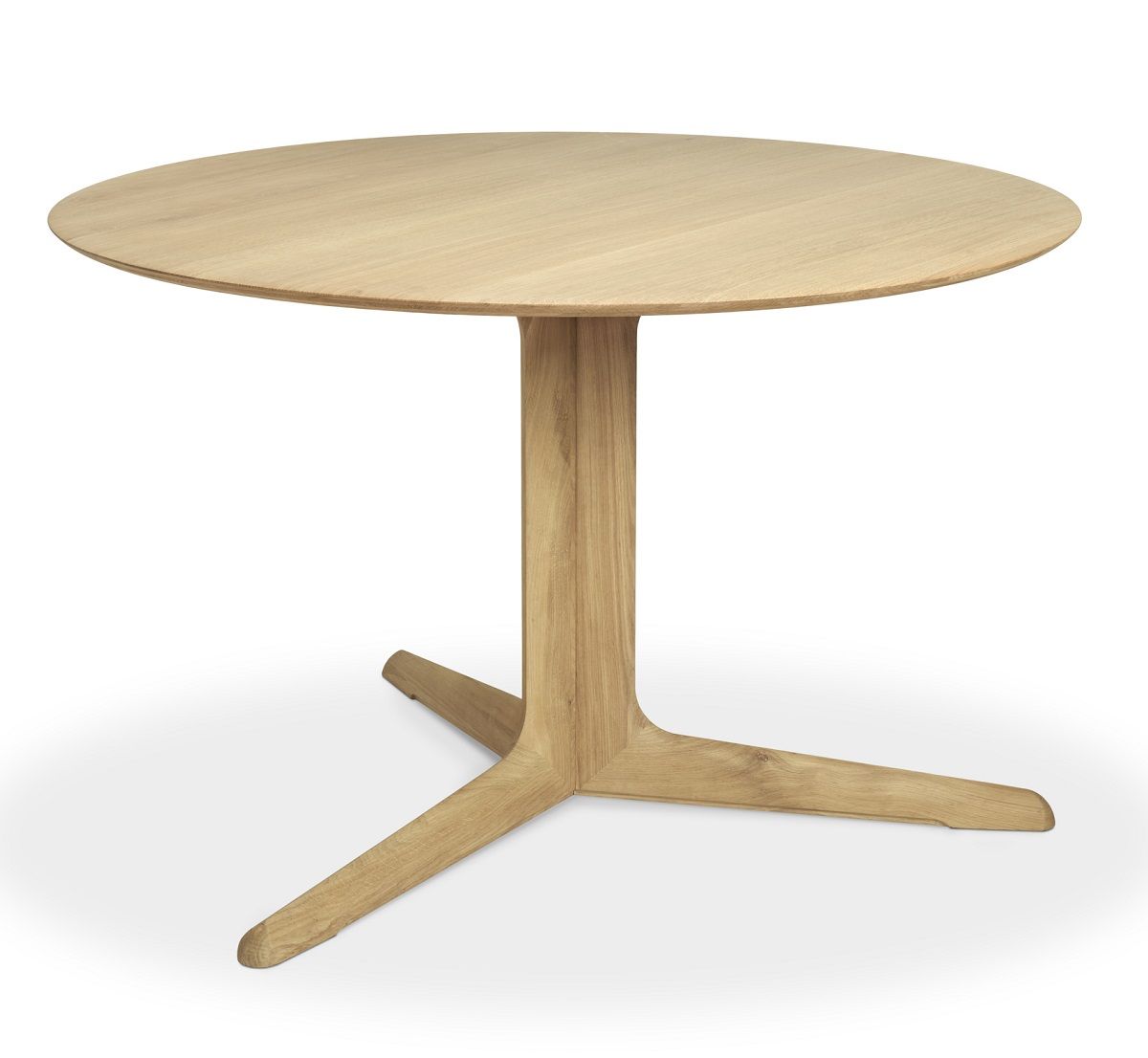 Corto Tisch von Ethnicraft: Runder Esstisch aus geölter Eiche mit markantem Dreifuß.