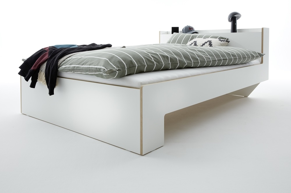 Nook Bett von Müller Möbelwerkstätten, Einzelbett in Weiß mit Bettwäsche und Nachttisch-Ablage.