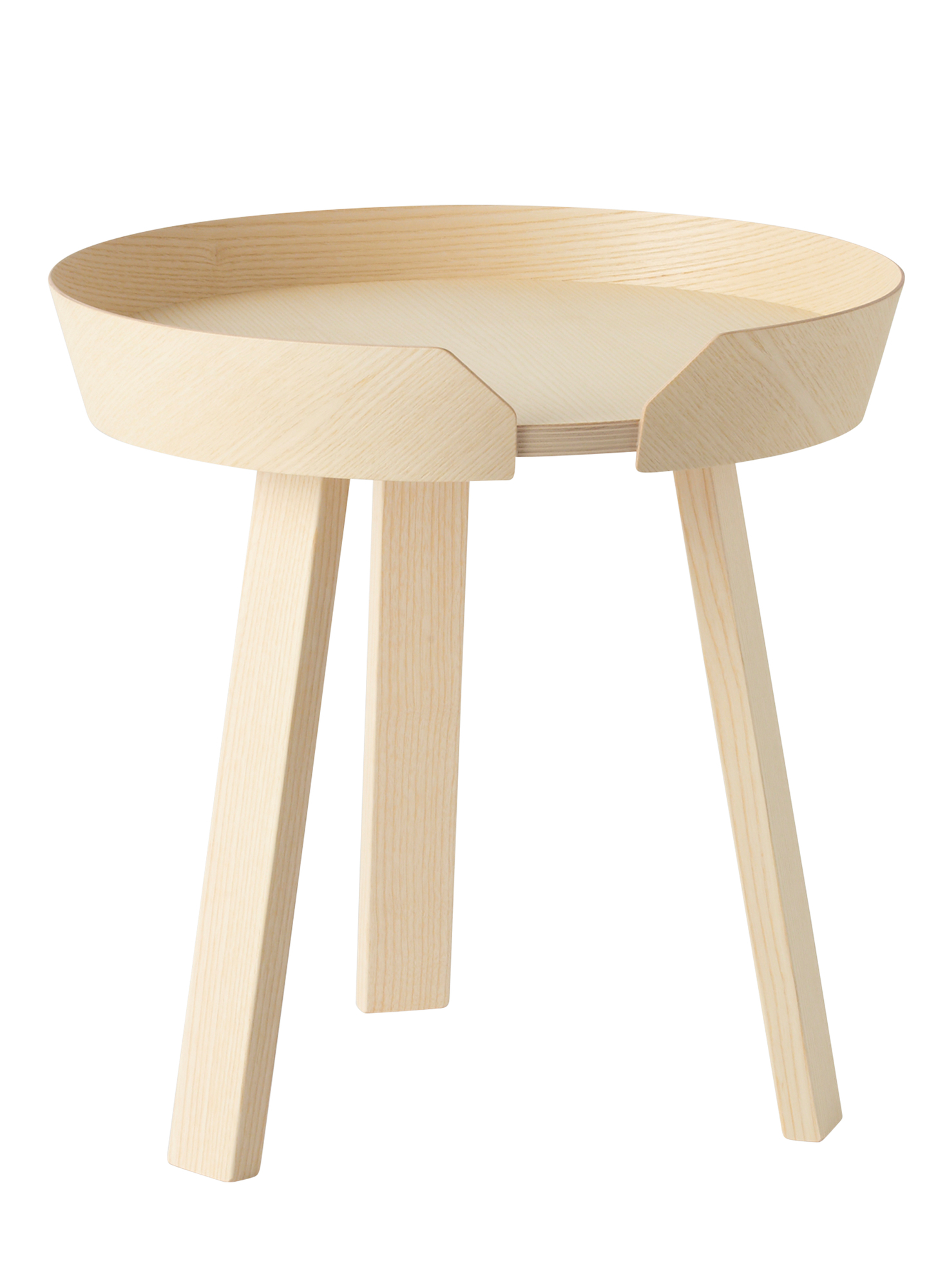 Heller Muuto Beistelltisch "Around Coffee Table Small" aus Holz mit drei Beinen.