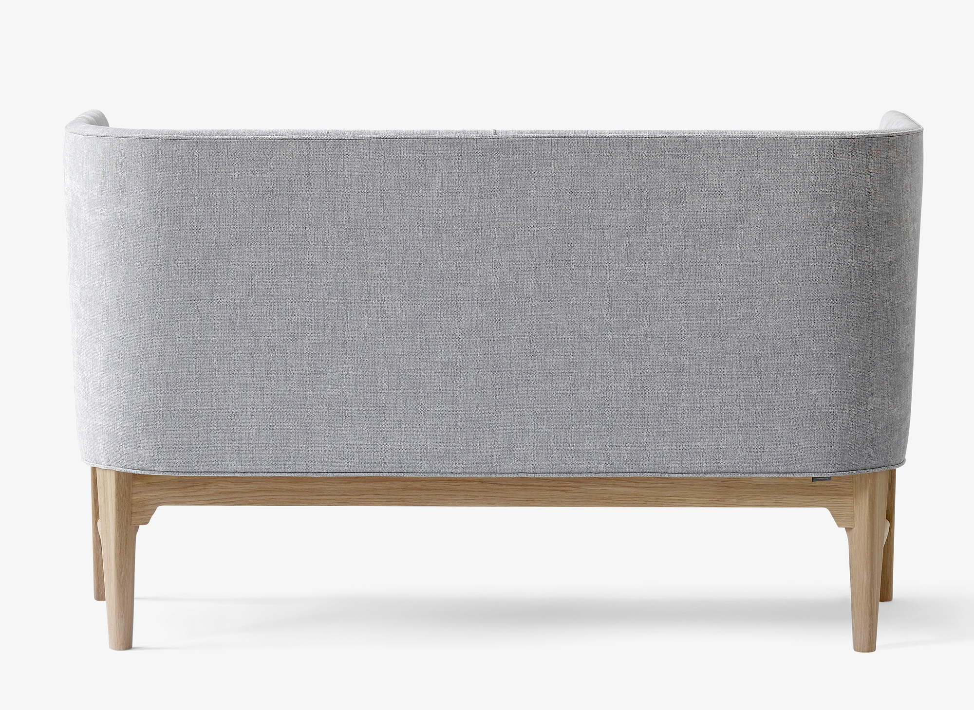 Rückansicht des grauen Mayor Sofas mit Holzgestell, ein Designklassiker für Wohnzimmer.