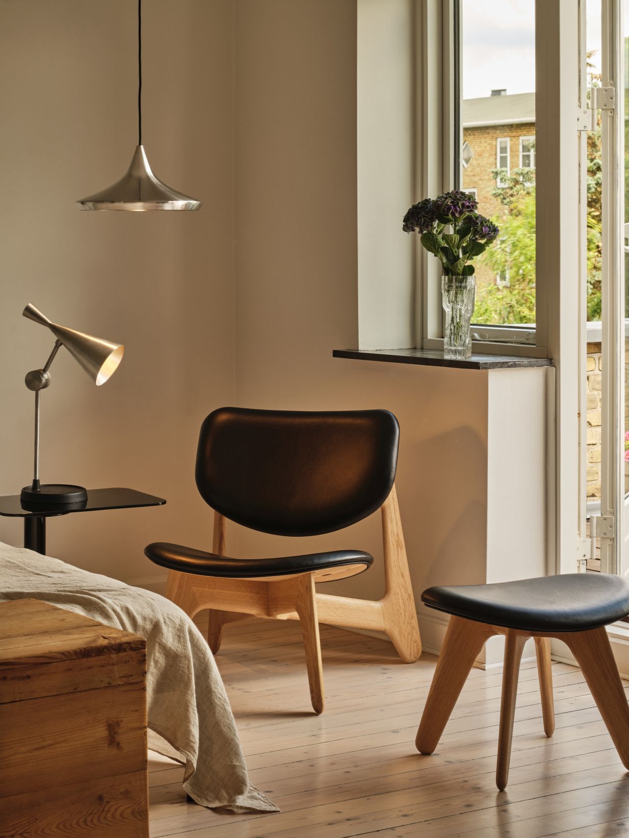 Nahaufnahme der Unbeaten Tischleuchte von Tom Dixon in einem stilvollen Schlafzimmer mit Designermöbeln.