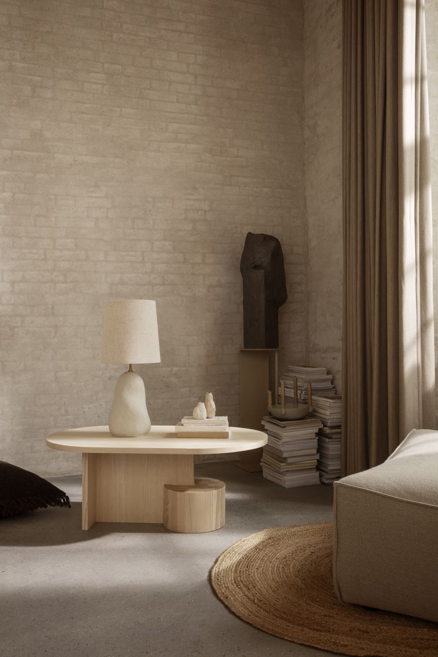 Heller Wohnraum mit Ferm Living Insert Couchtisch aus Esche, oval und minimalistisch.