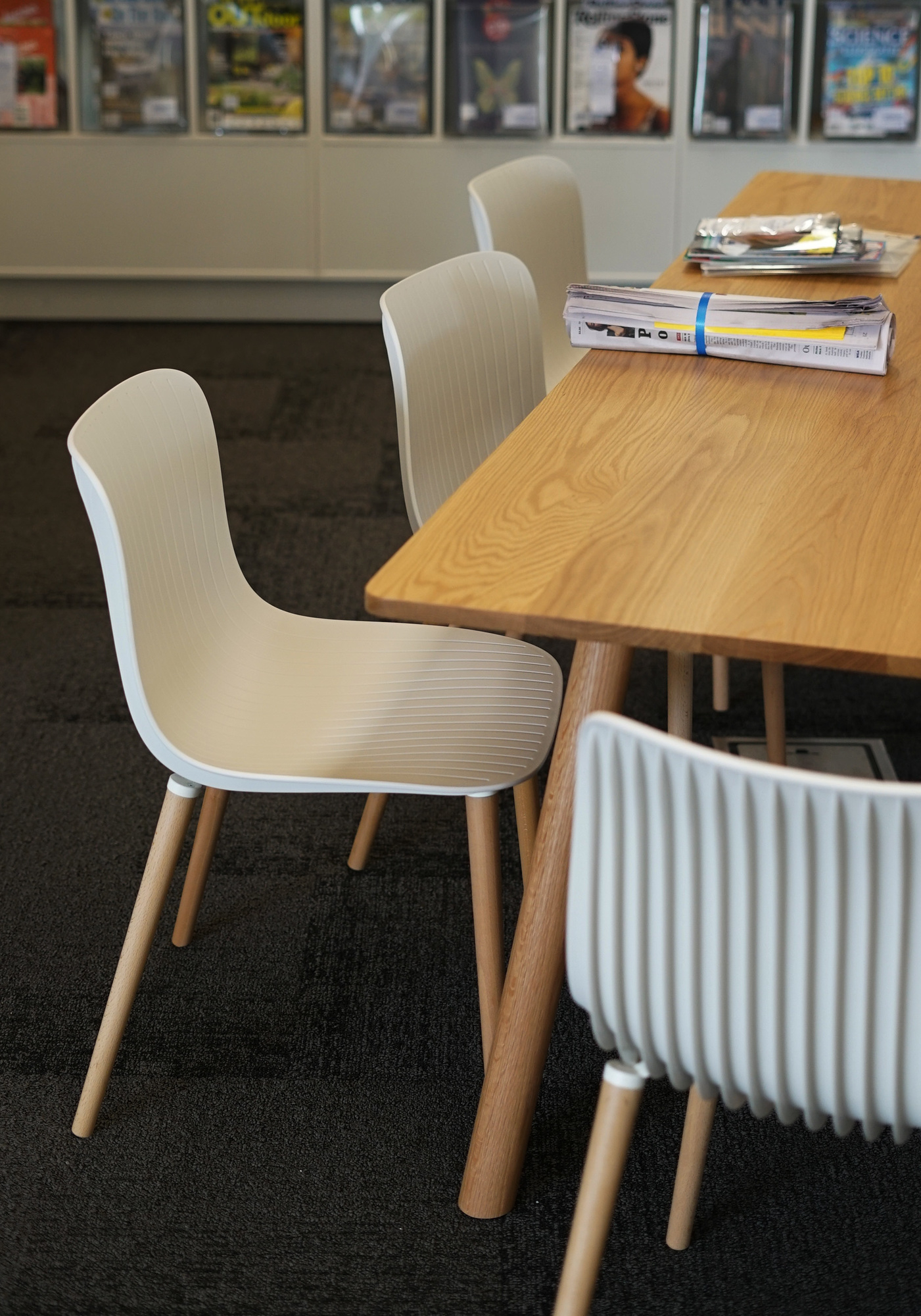 Beiger Dragonfly Stuhl mit Holzbeinen von Segis, modernes Design für Büro und Zuhause.