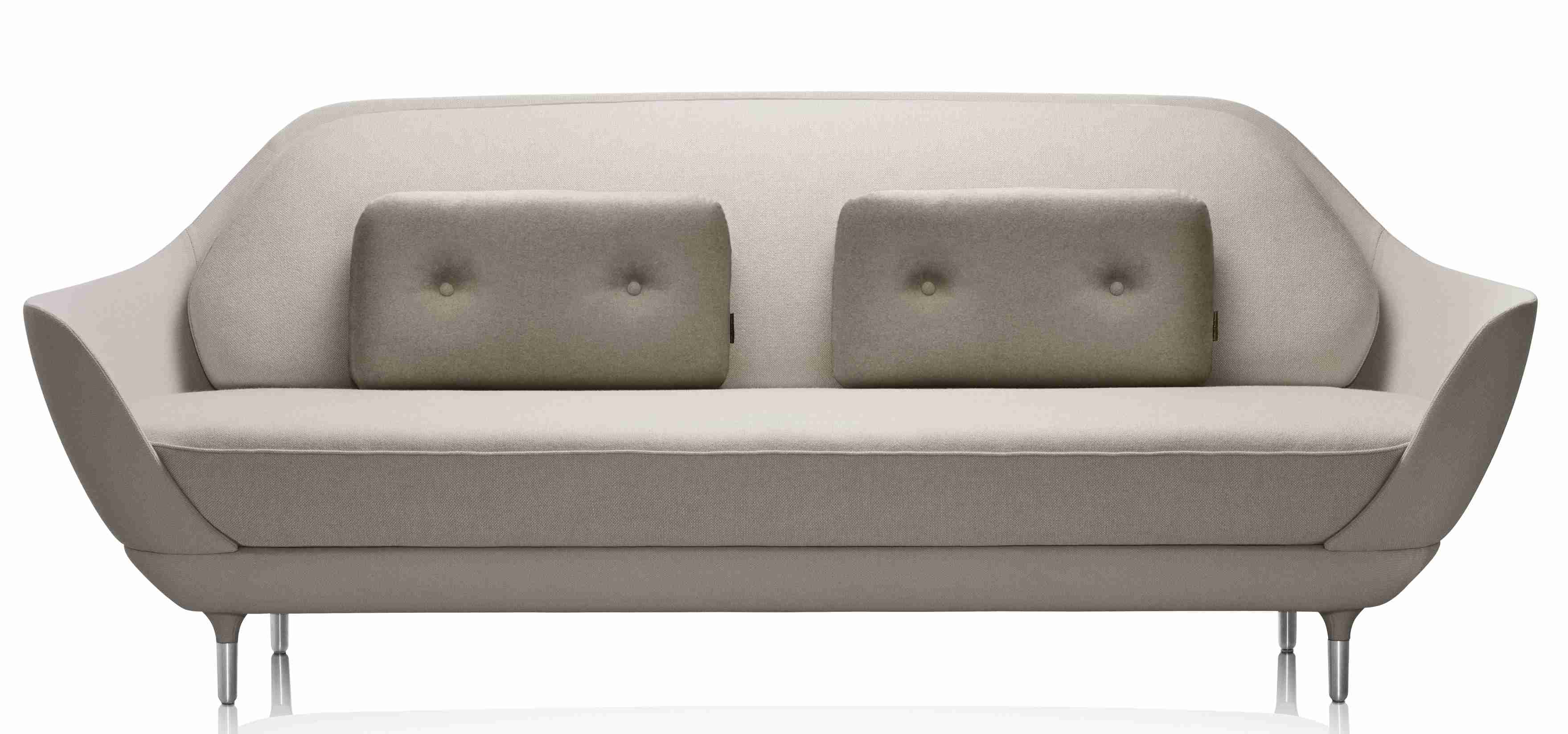 Beiges Favn Sofa von Fritz Hansen mit zwei rechteckigen Kissen und silbernen Füßen.