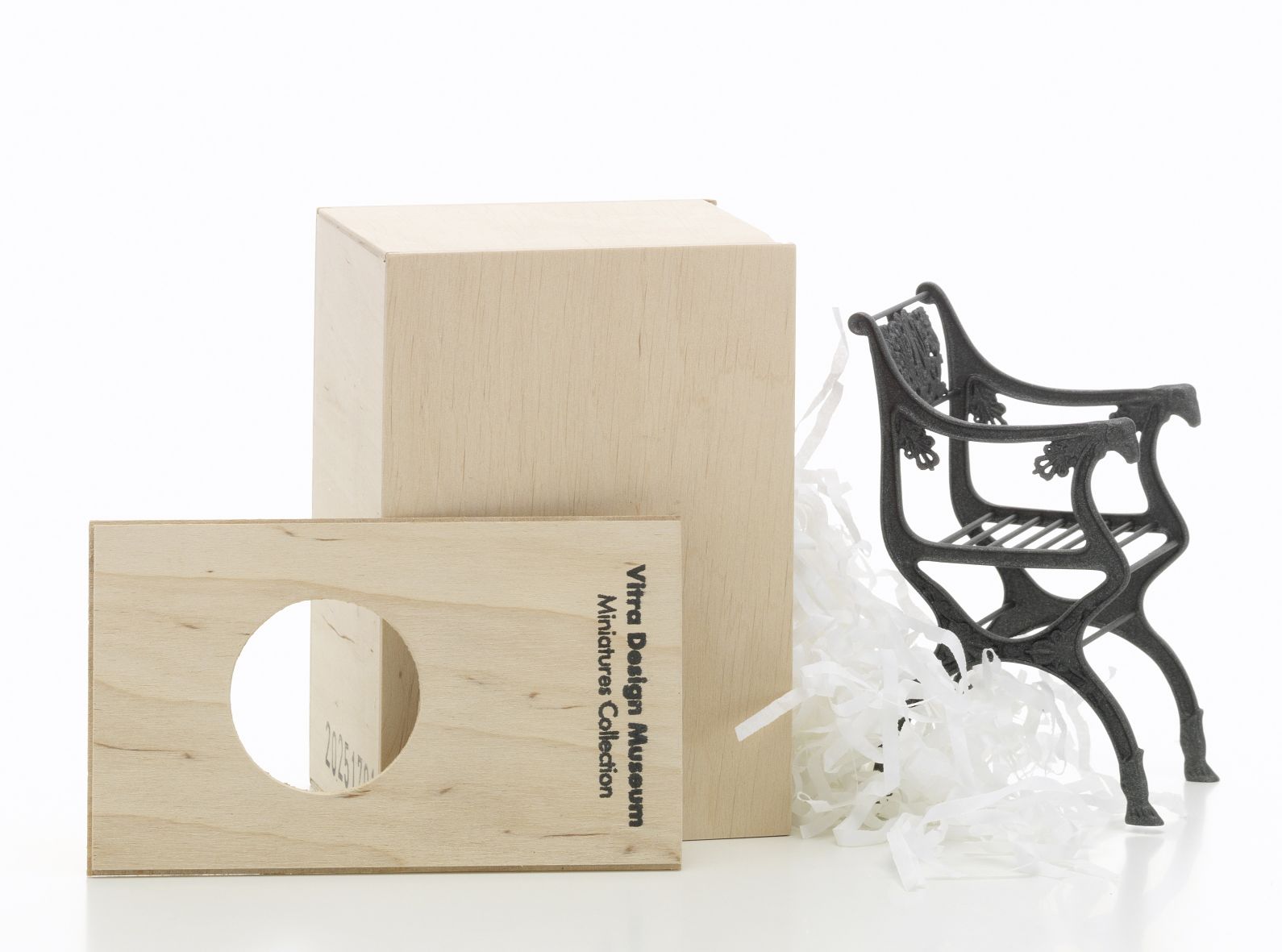 Detailaufnahme: Miniatur Vitra Gartenstuhl [1820] mit Verpackung. Designmöbel für Sammler und Liebhaber.