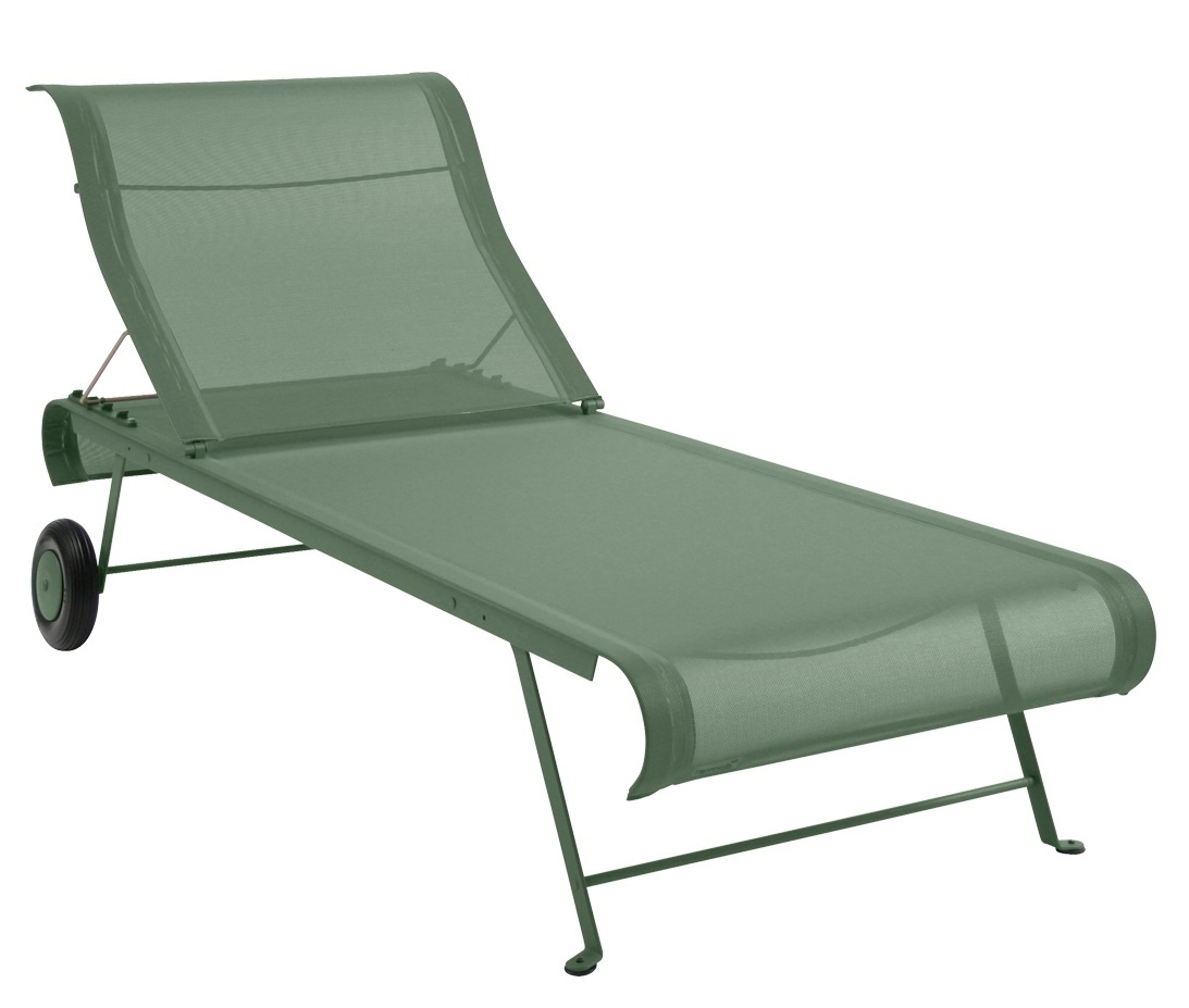 Grüne Dune Sonnenliege von Fermob mit verstellbarer Rückenlehne und Rädern für den Garten.