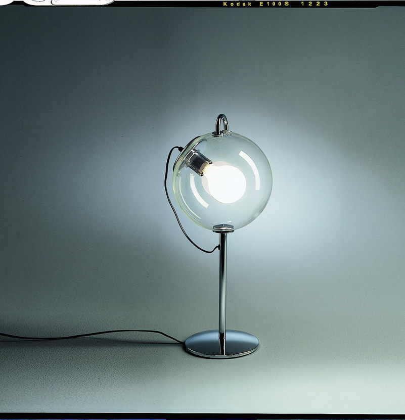 Montjuic Stehleuchte von Artemide: Moderne Lampe mit Glaskugel und Chromfuß.
