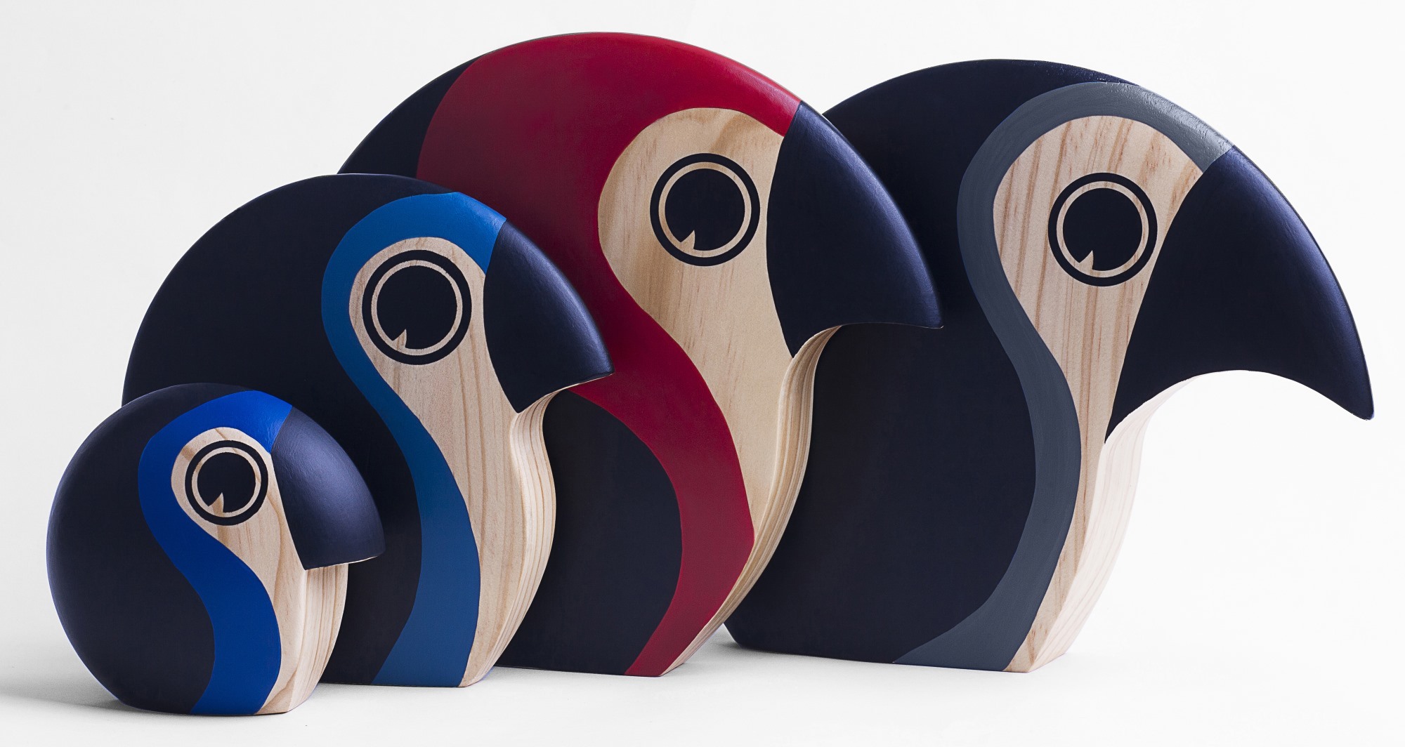 Vier Discus Holzfiguren von Architectmade in verschiedenen Größen und Farben, dekorative Vogelobjekte.