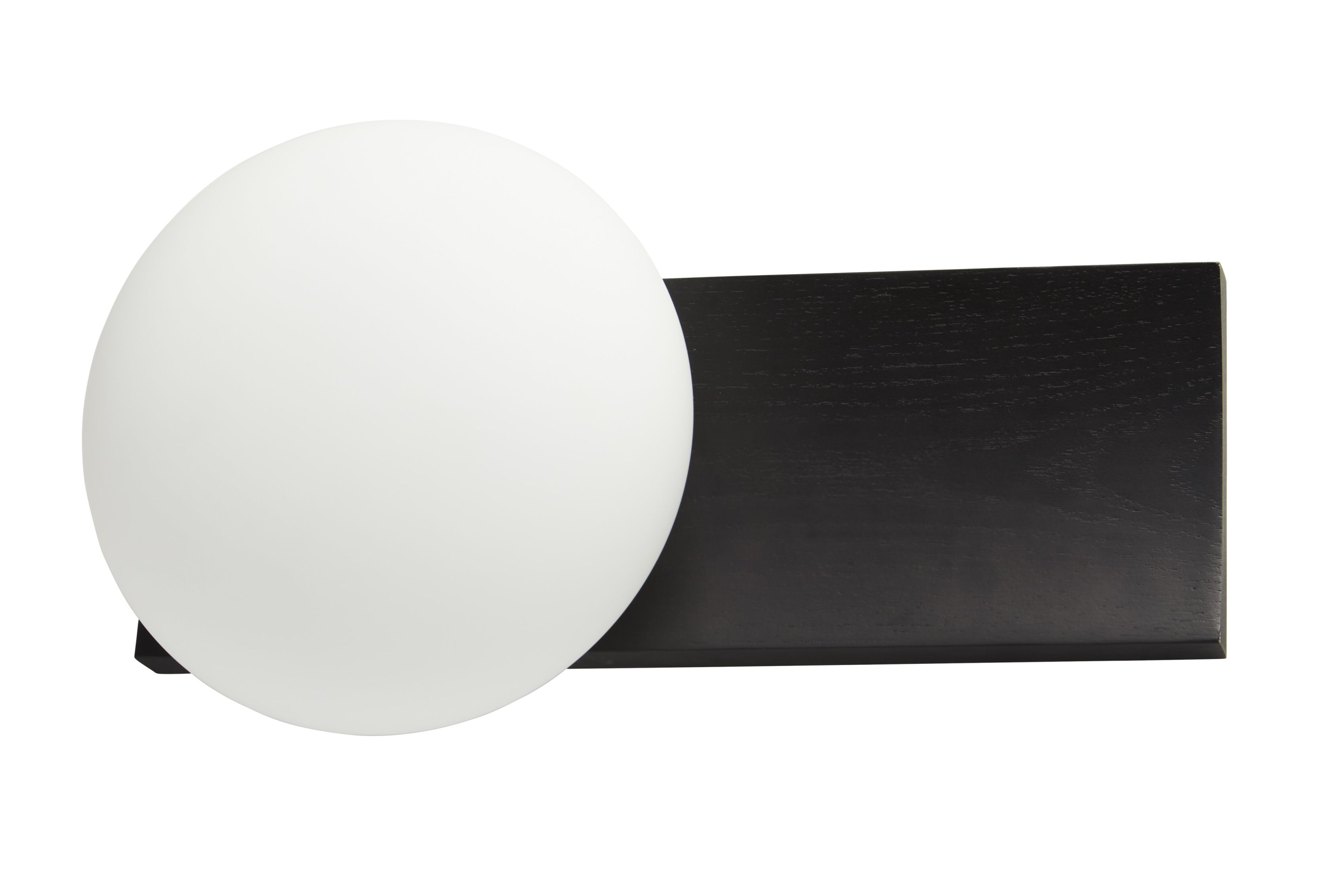 Dew Tisch- und Wandleuchte von Woud: Runde, weiße Lampe auf schwarzem Esche-Holzsockel.