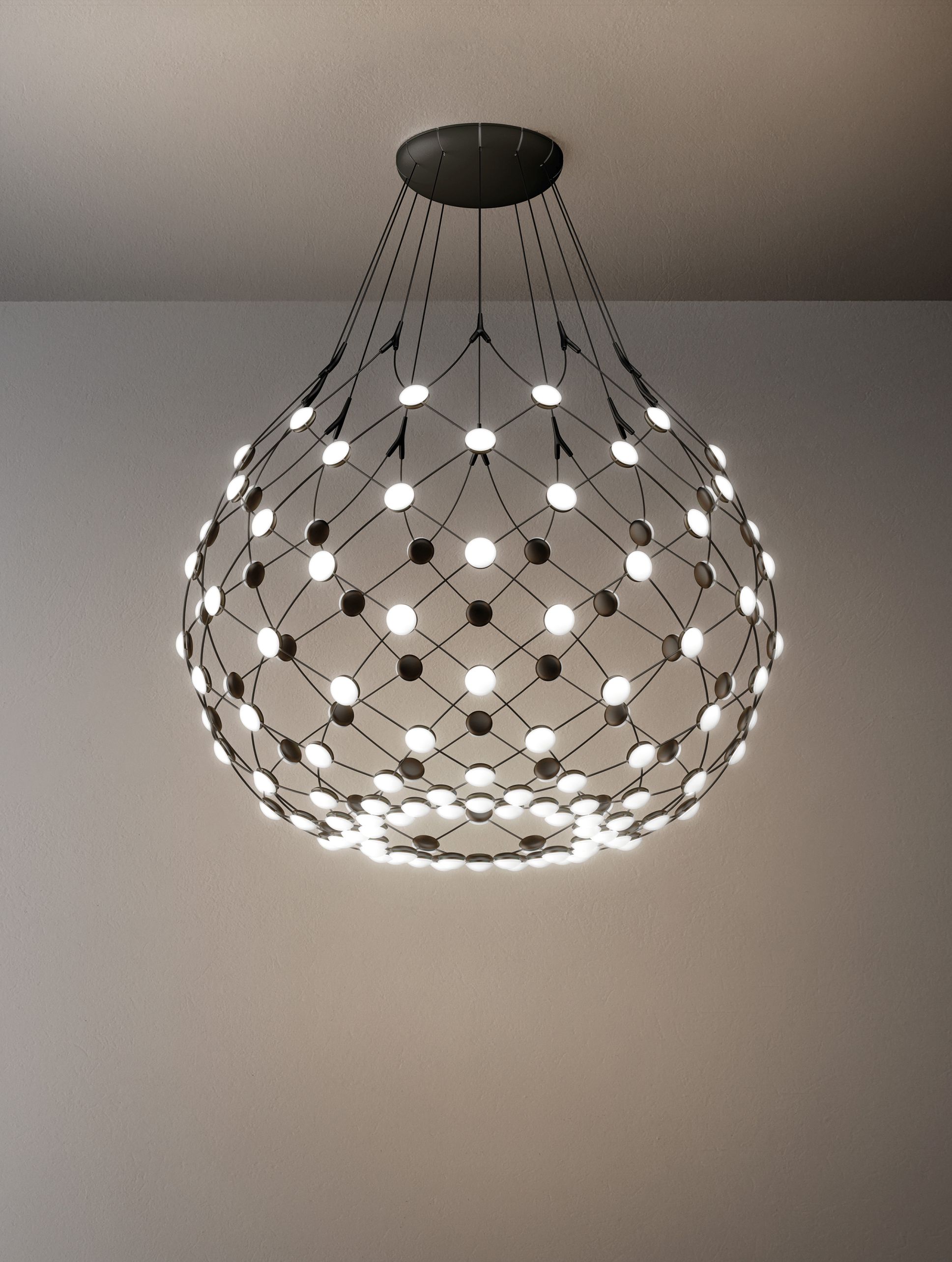 Moderne D86 Mesh Deckenleuchte von Luceplan, eine kugelförmige Lampe mit LED-Lichtern.