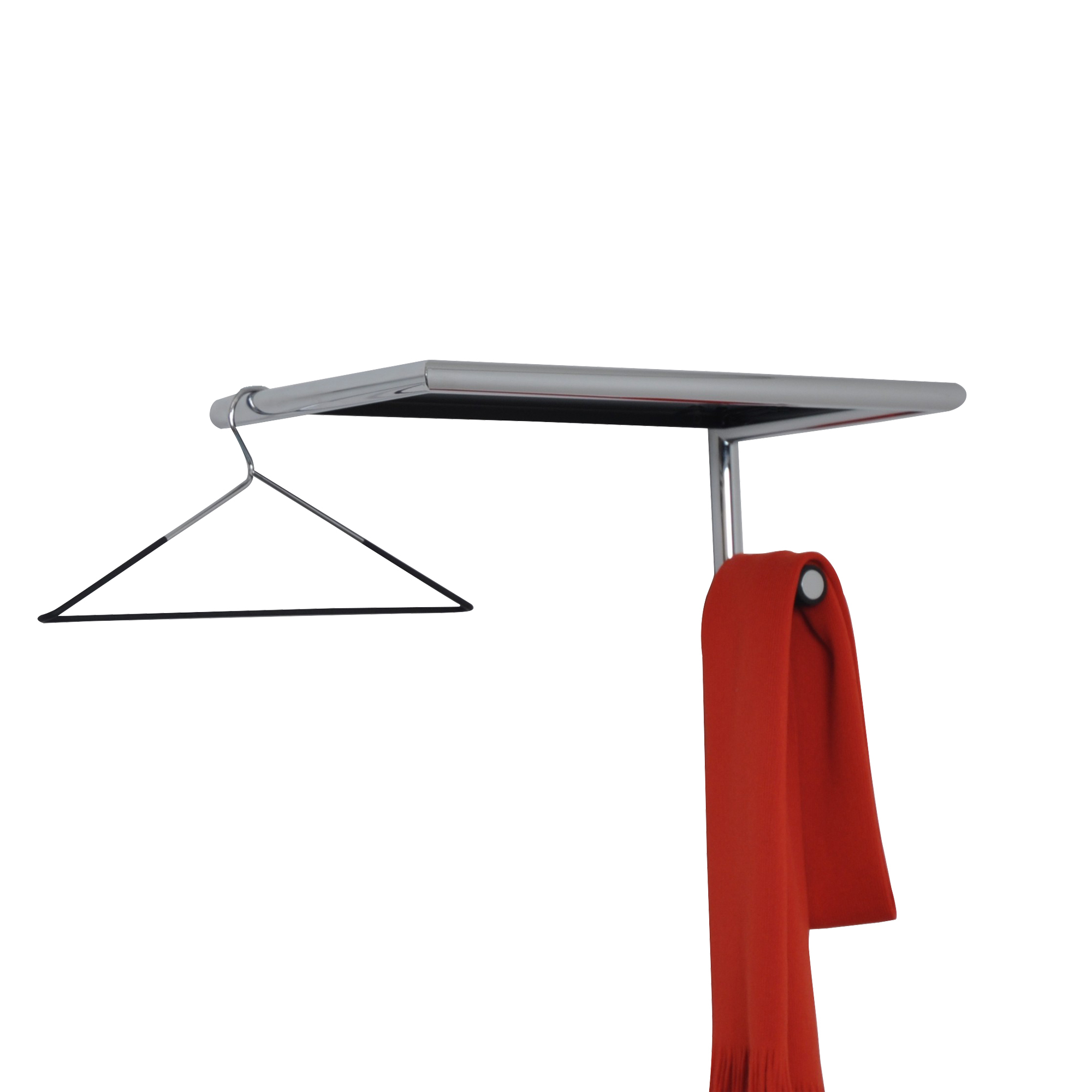 Link 55 Wandgarderobe mit Hutablage von Mox: Moderne Garderobe mit Kleiderbügel und rotem Schal.