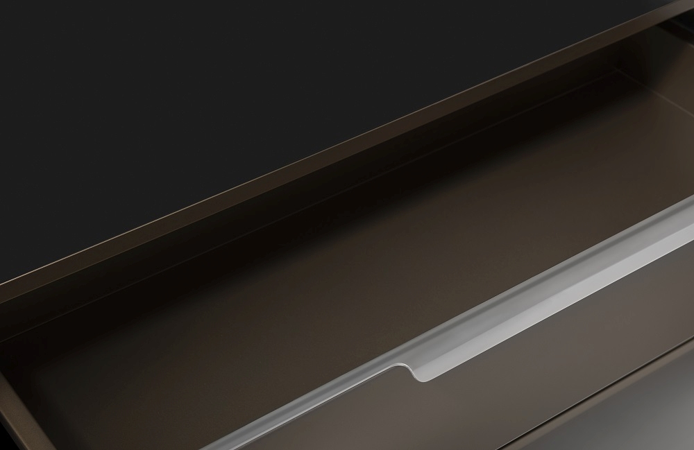 Detailaufnahme: Schublade des T50 Schreibtischs von Müller Möbelfabrikation mit Griff. Büromöbel und Design.