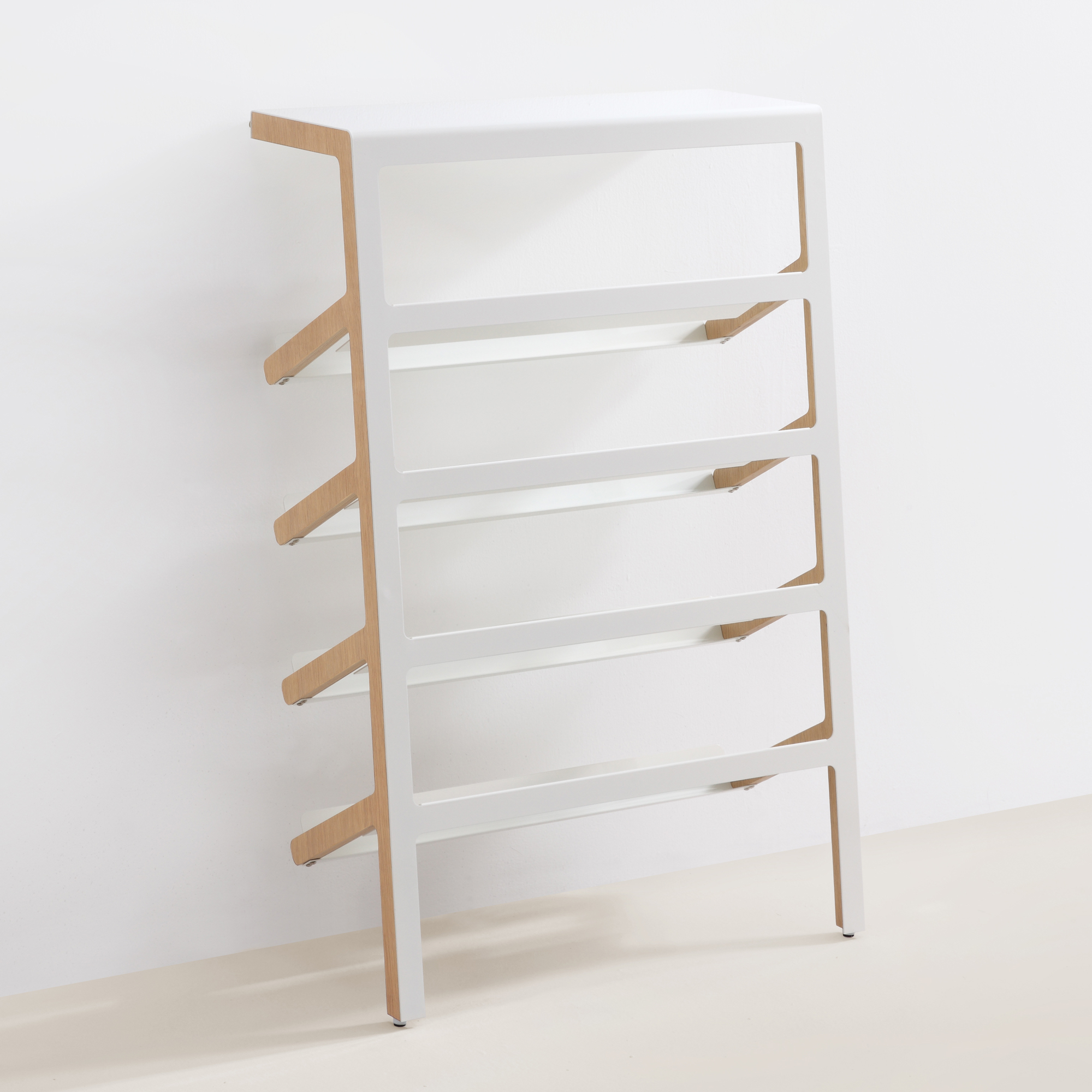 Mila Schuhregal Mox: Modernes, weißes Schuhregal mit Holzdetails und vier Ablageflächen.