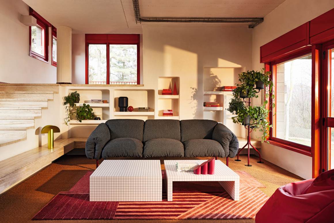 Quaderna Couchtisch von Zanotta: Quadratischer Design-Tisch mit Rastermuster im modernen Wohnzimmer. EINZELSTÜCK.