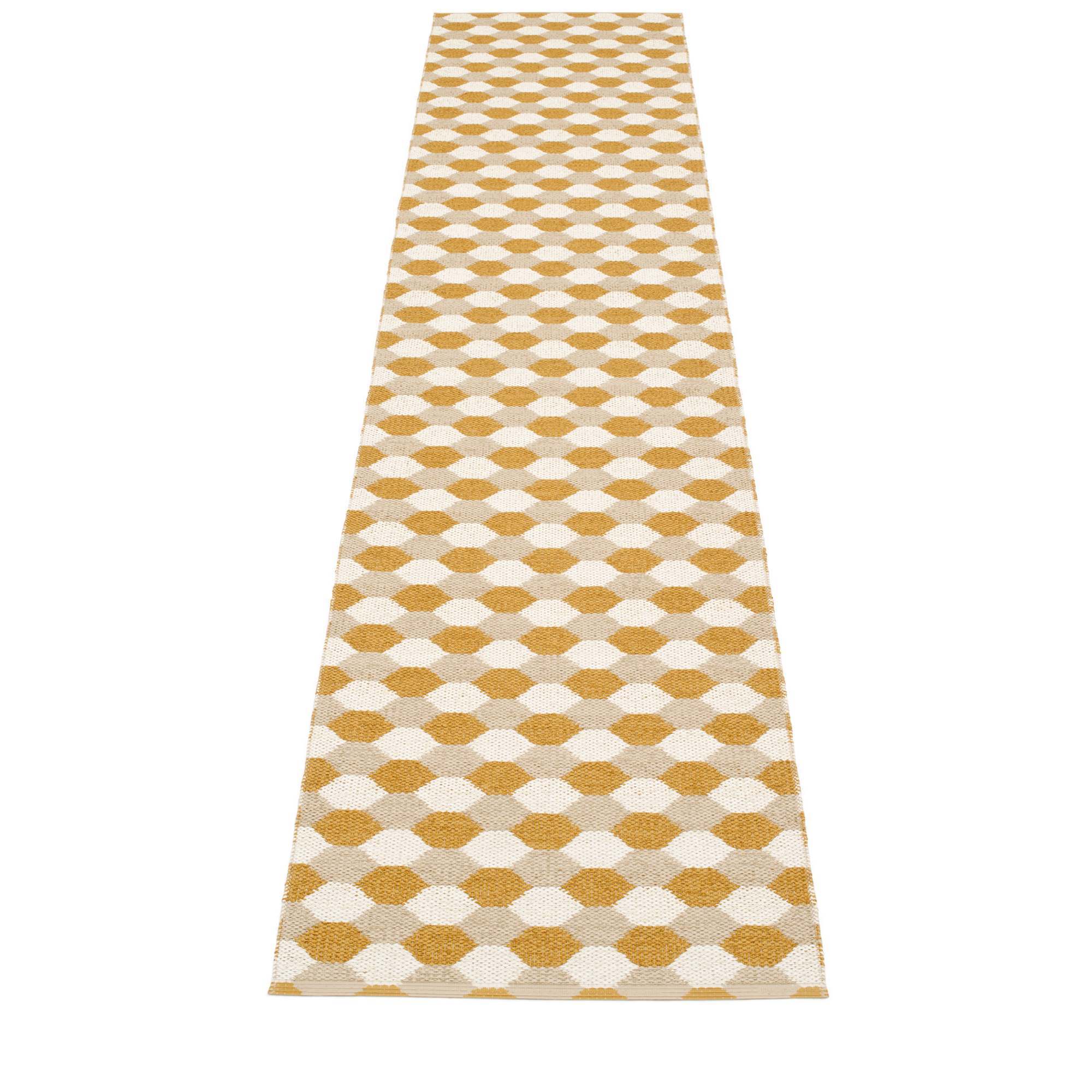 Ockerfarbener Kunststoffteppich mit geometrischem Muster, geeignet für Innen- und Außenbereiche. Pappelina Teppich Dana.