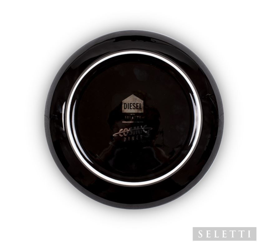 Schwarzer Earth Europe Dinner Plate Teller von Seletti, Unterseite mit Logo und weißem Rand.
